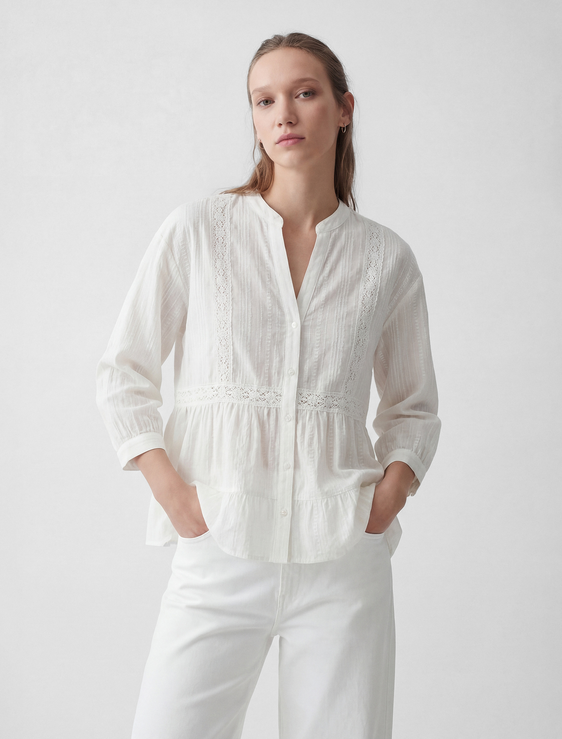   3/4 Kol Pamuklu V Yaka  Düğmeli Volanlı Brodeli Bluz