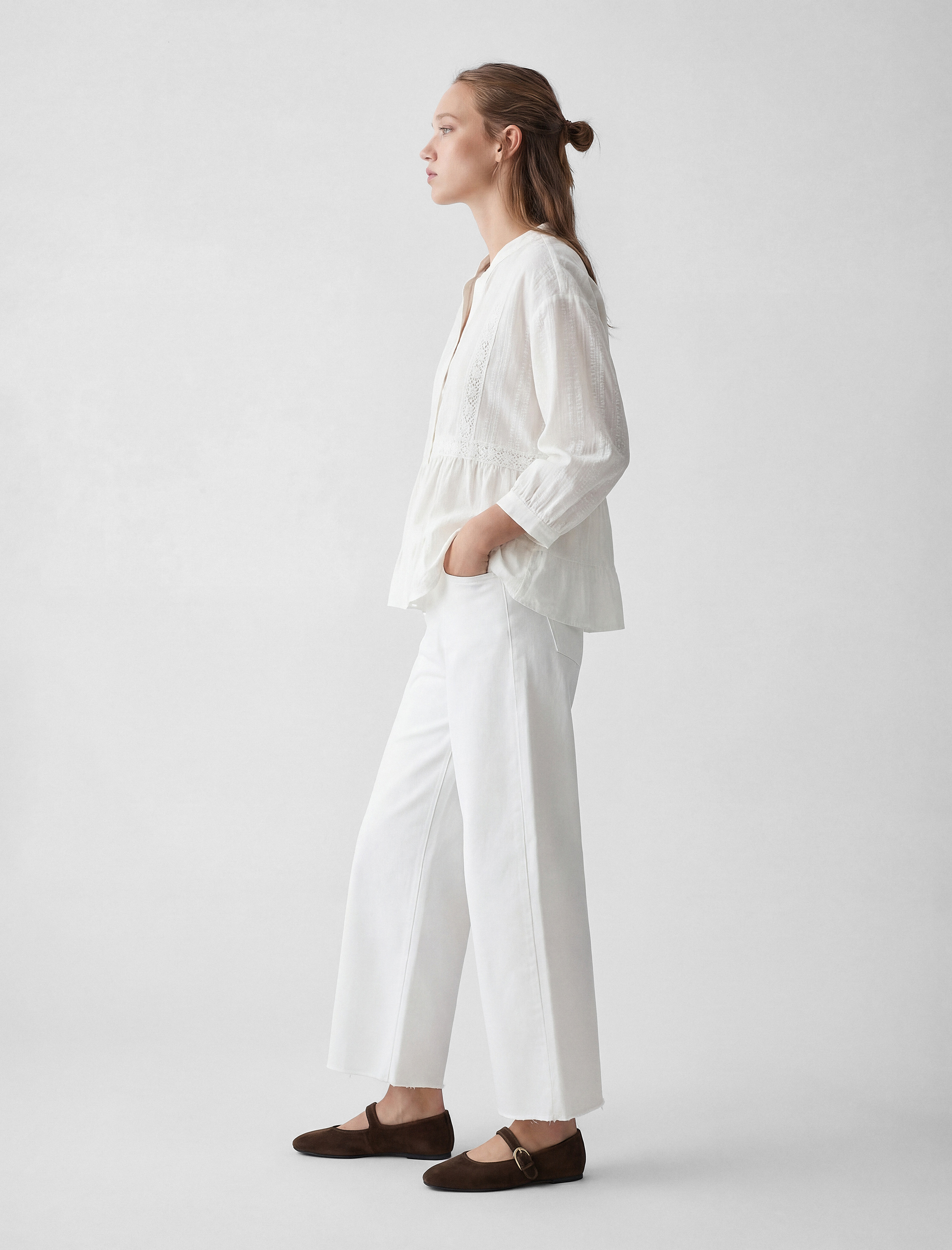   3/4 Kol Pamuklu V Yaka  Düğmeli Volanlı Brodeli Bluz