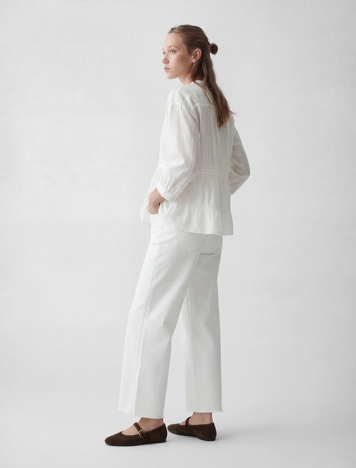  3/4 Kol Pamuklu V Yaka  Düğmeli Volanlı Brodeli Bluz