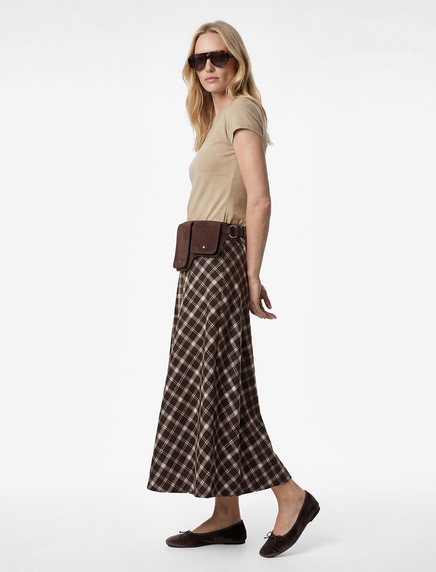 Kahve Kadın Slim Fit Kısa Kollu Bisiklet Yaka Pamuklu Tişört