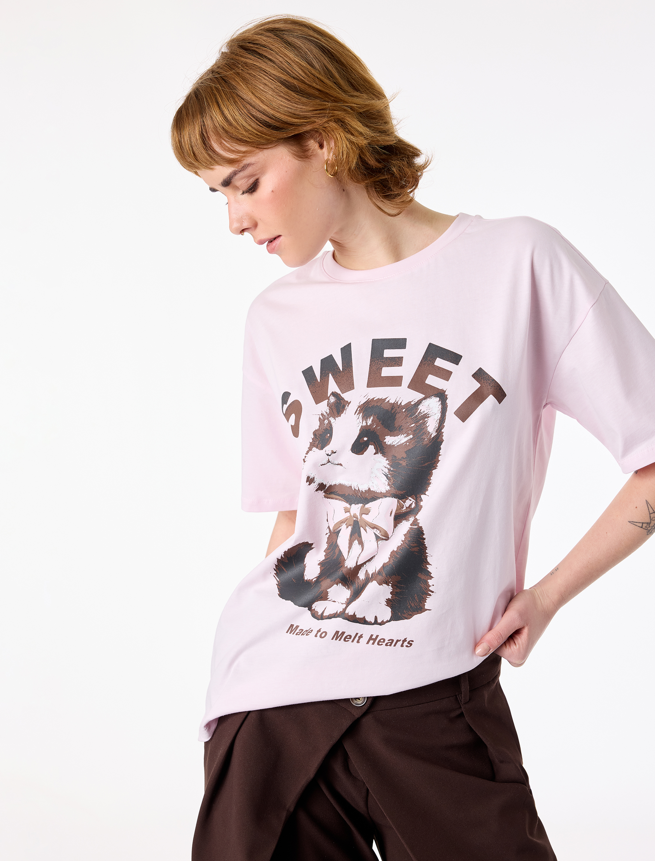   Rahat Kalıp Kısa Kollu Bisiklet Yaka Pamuklu Kedi Baskılı Tişört