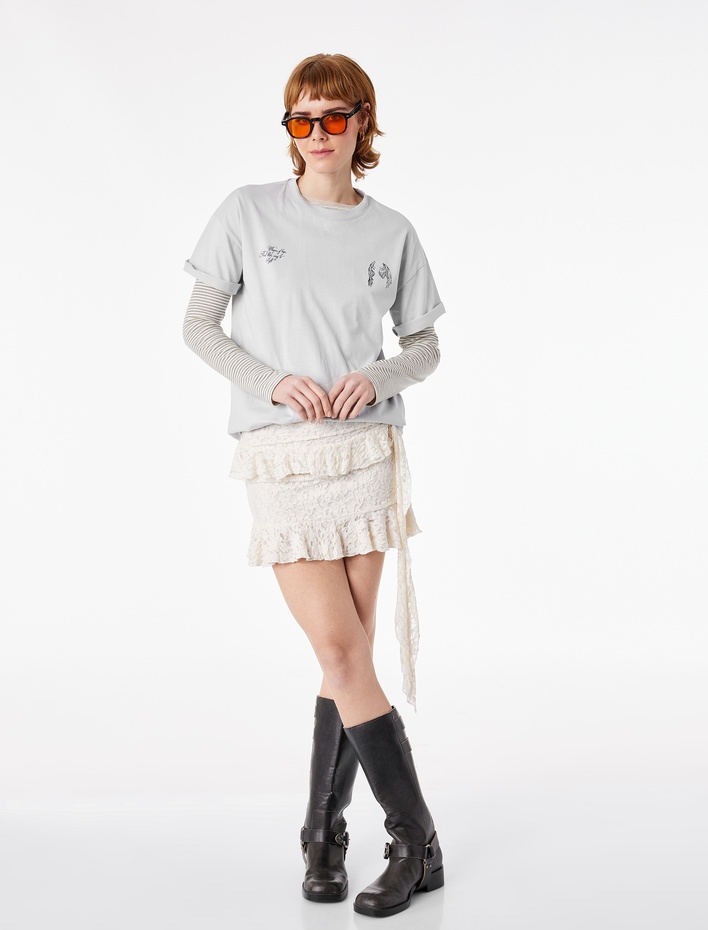  Rahat Kalıp Kısa Kollu Bisiklet Yaka Melek Temalı Arkası Baskılı Tişört