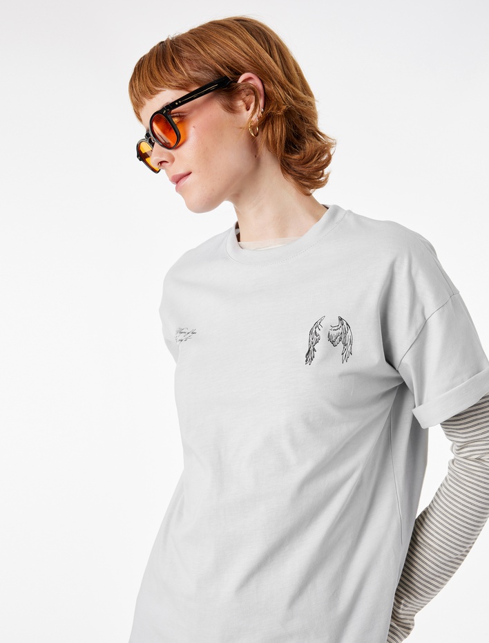  Rahat Kalıp Kısa Kollu Bisiklet Yaka Melek Temalı Arkası Baskılı Tişört