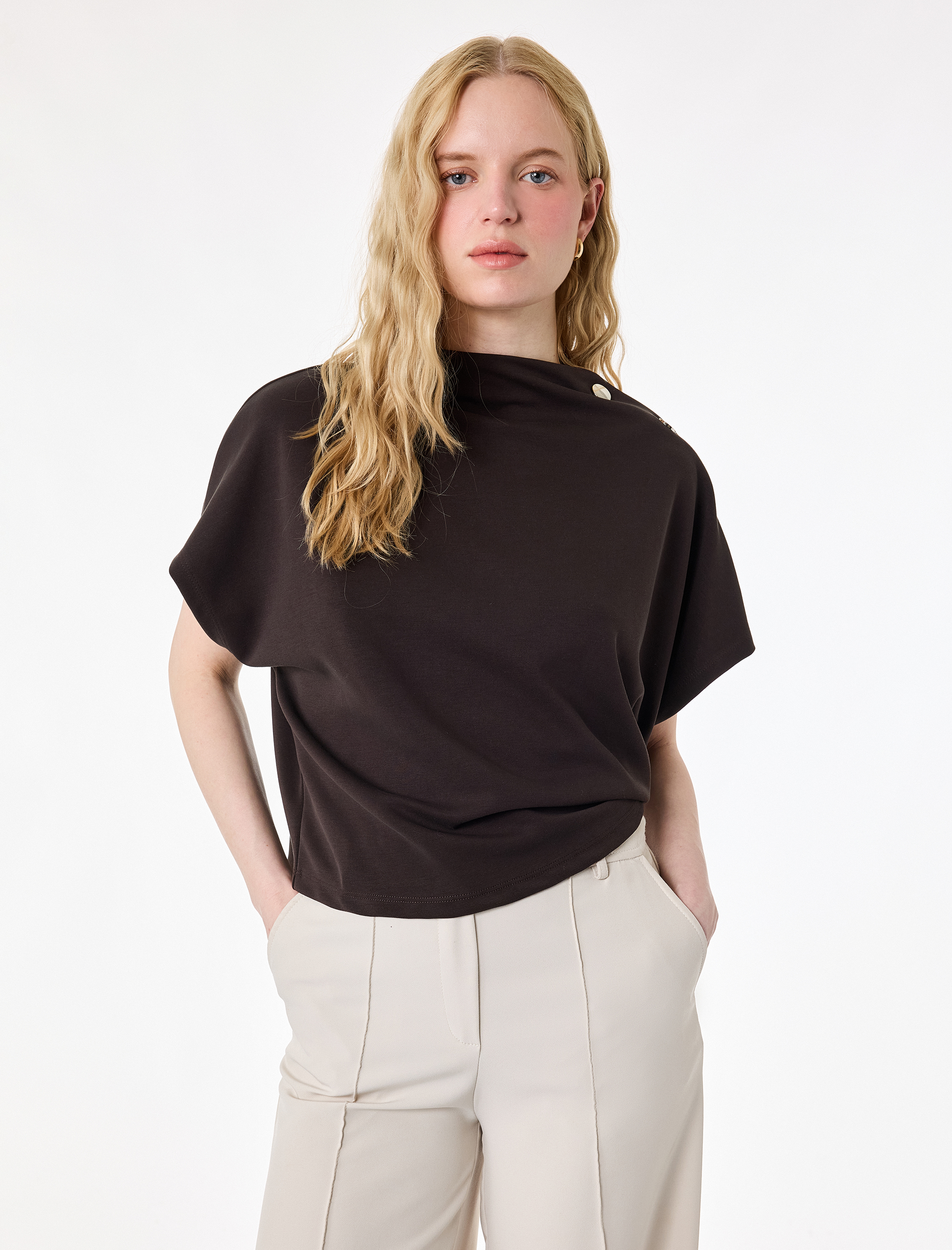   Modal Kumaş Aksesuar Düğme Detaylı Hafif Dik Yaka Kolsuz Tişört