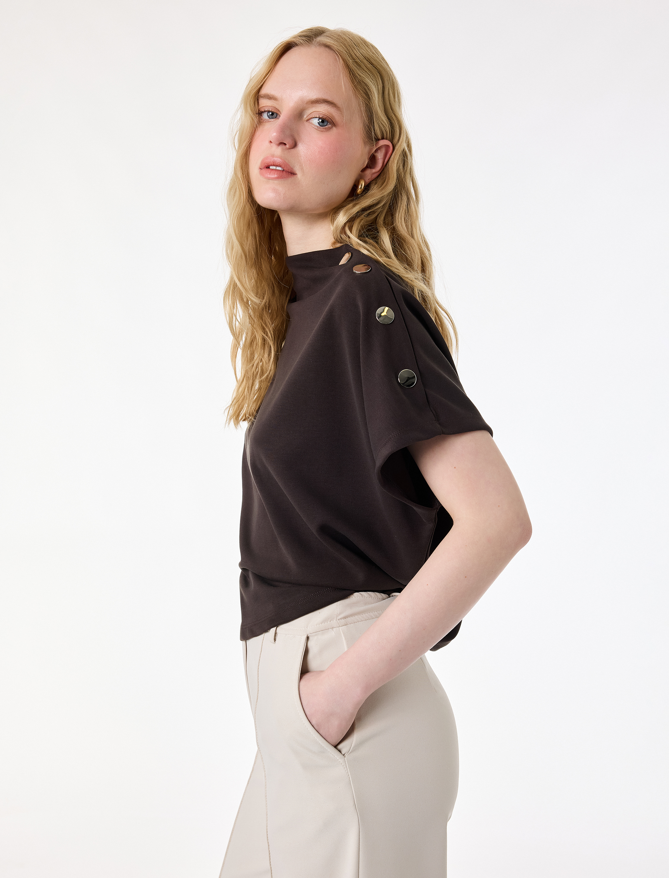   Modal Kumaş Aksesuar Düğme Detaylı Hafif Dik Yaka Kolsuz Tişört