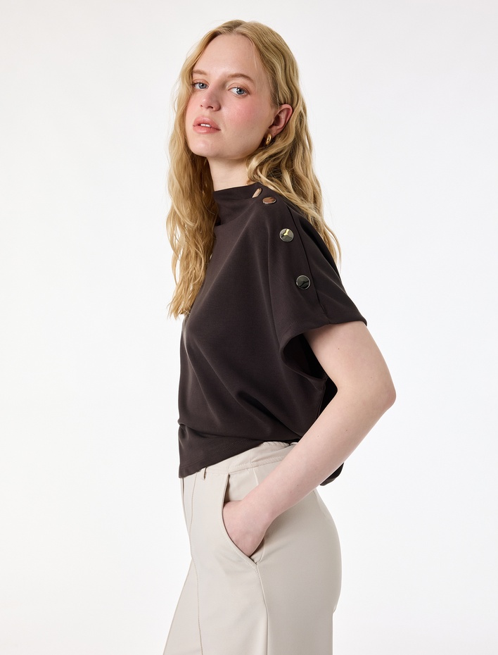  Modal Kumaş Aksesuar Düğme Detaylı Hafif Dik Yaka Kolsuz Tişört