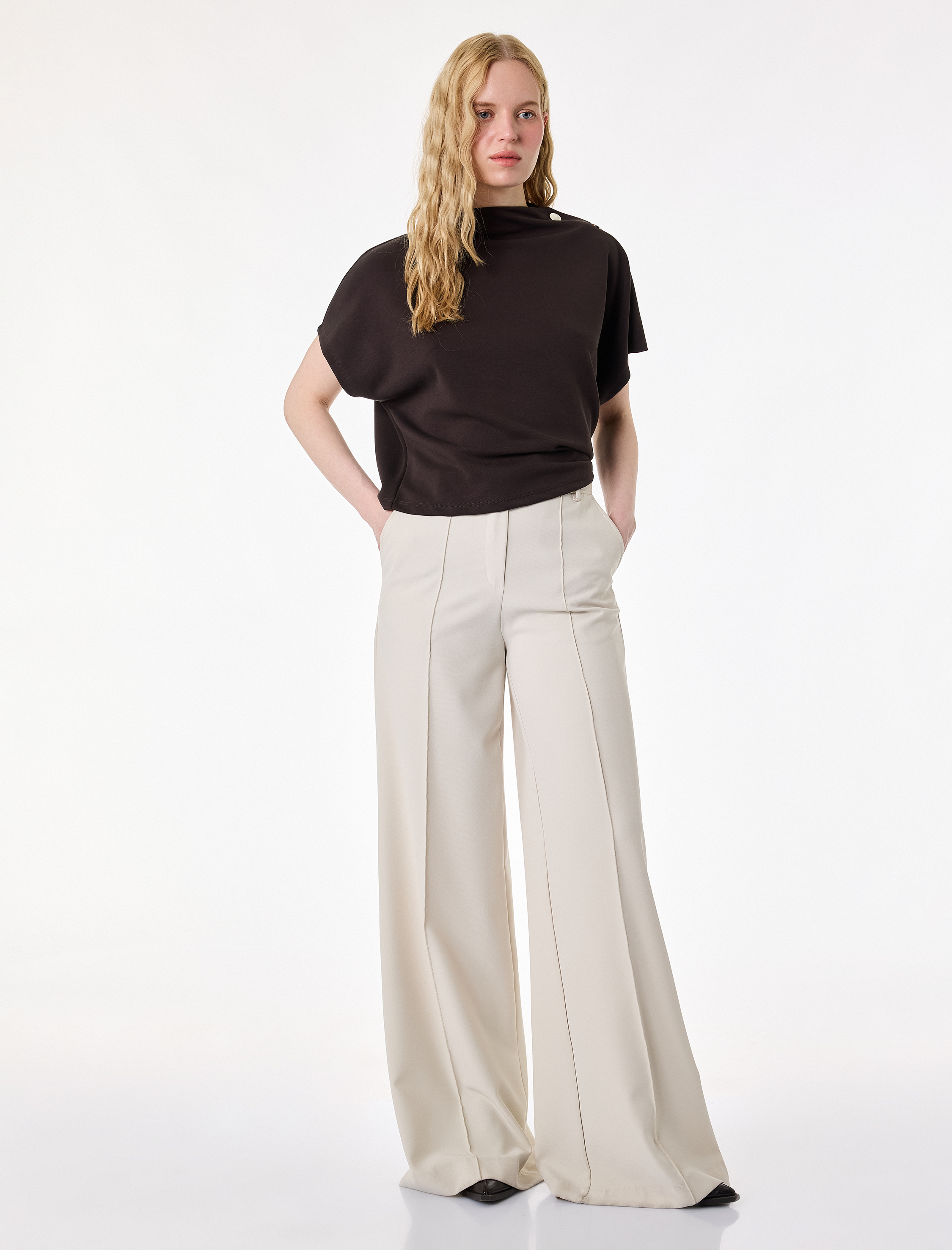   Modal Kumaş Aksesuar Düğme Detaylı Hafif Dik Yaka Kolsuz Tişört