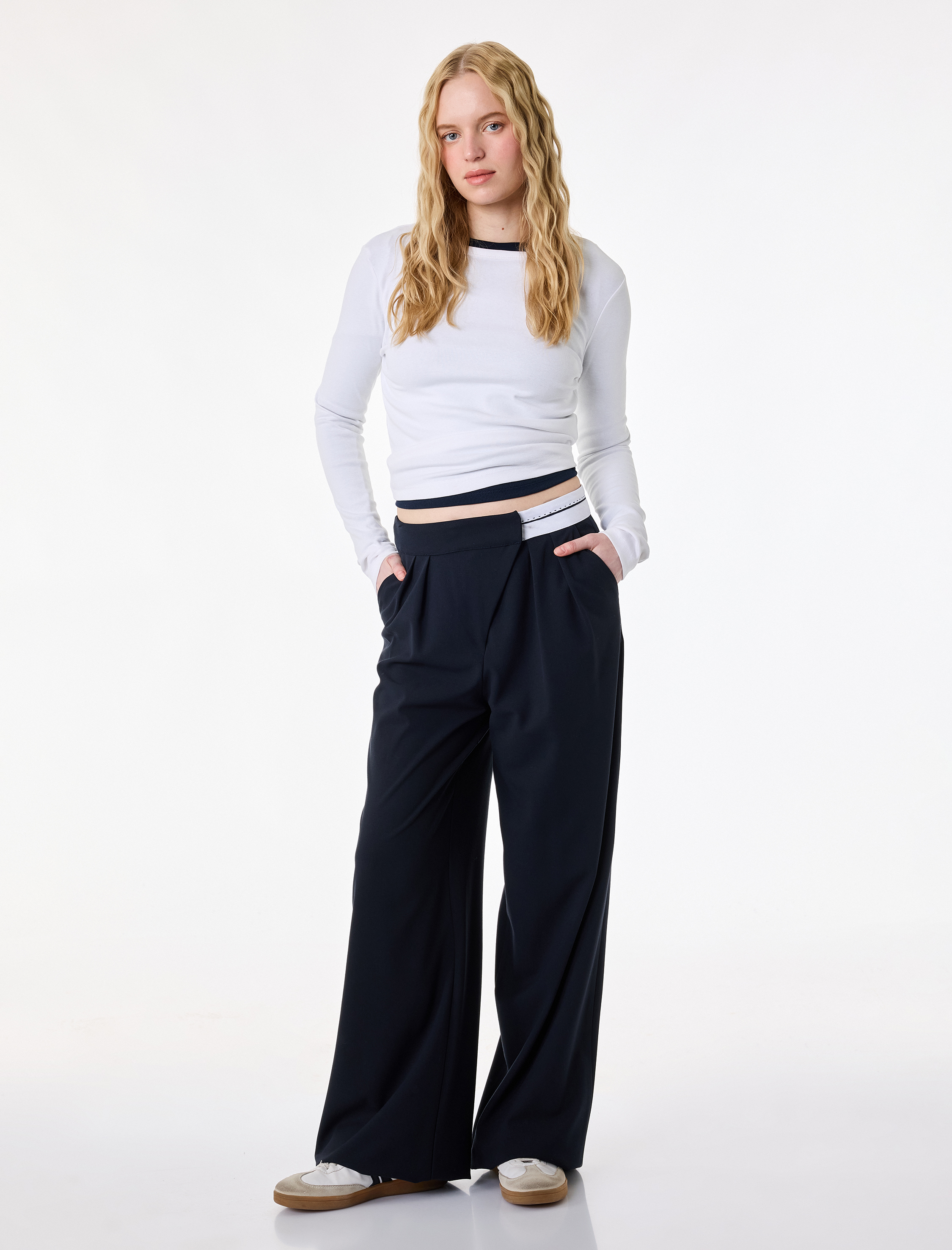   Kontrast Detaylı Cepli Düz Geniş Paça Kumaş Pantolon