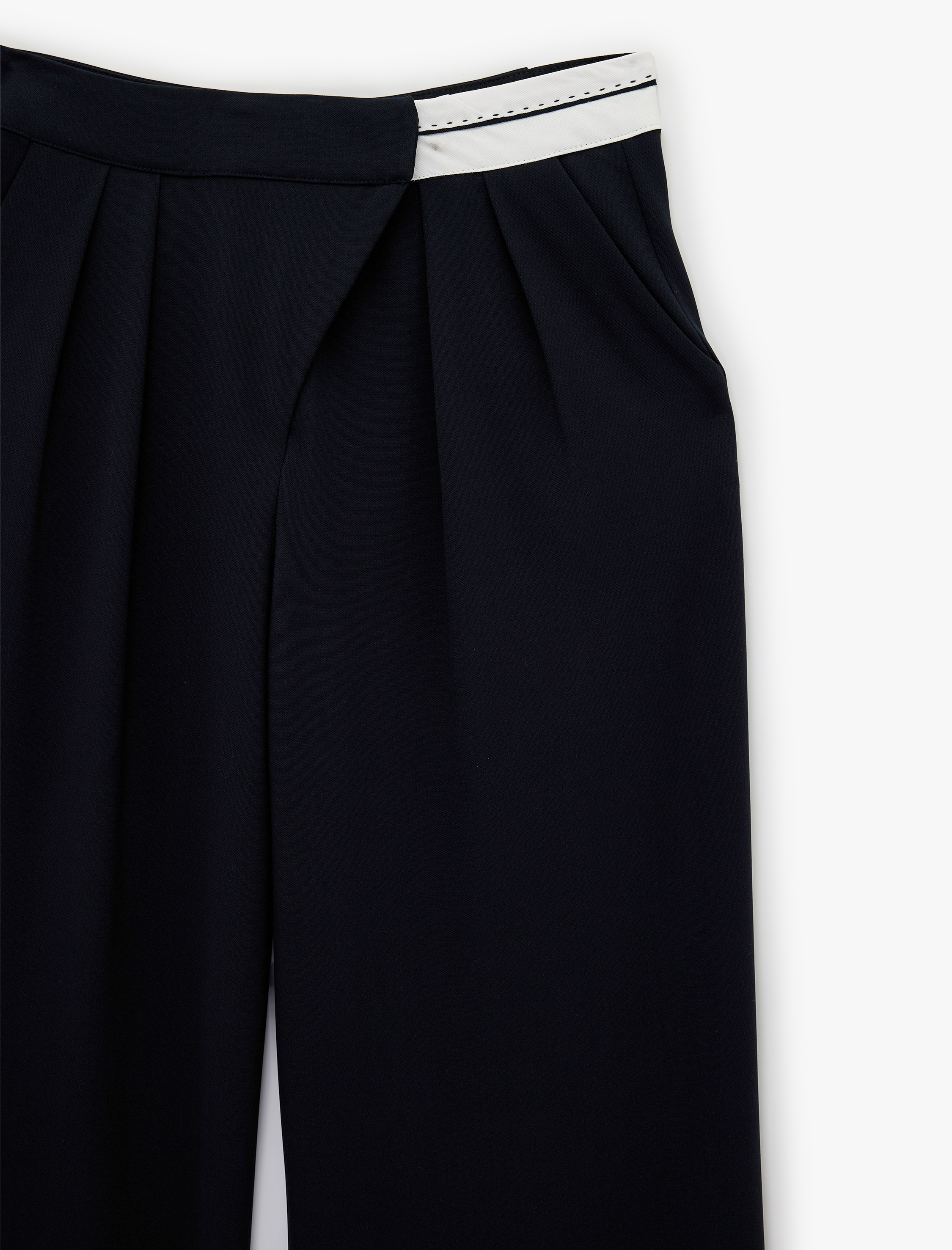   Kontrast Detaylı Cepli Düz Geniş Paça Kumaş Pantolon