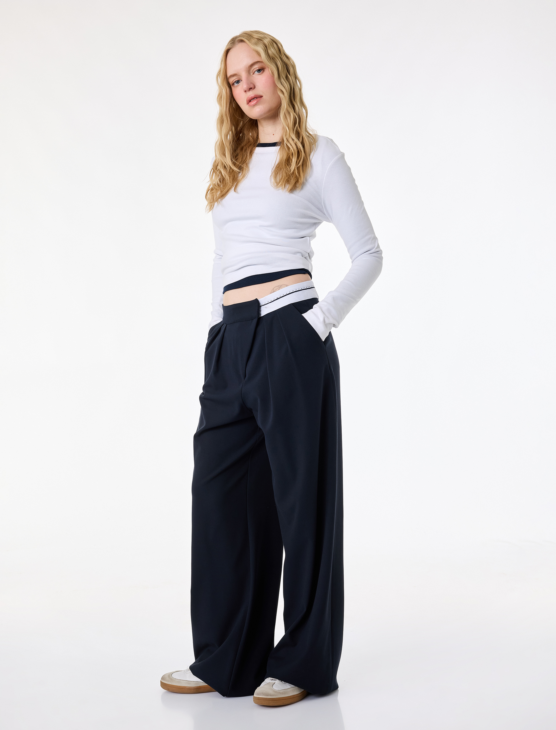   Kontrast Detaylı Cepli Düz Geniş Paça Kumaş Pantolon