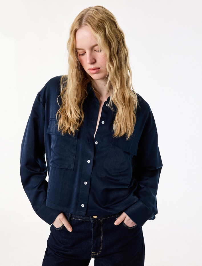  Regular Fit Uzun Kollu Kapaklı Cep Detaylı Saten Crop Gömlek