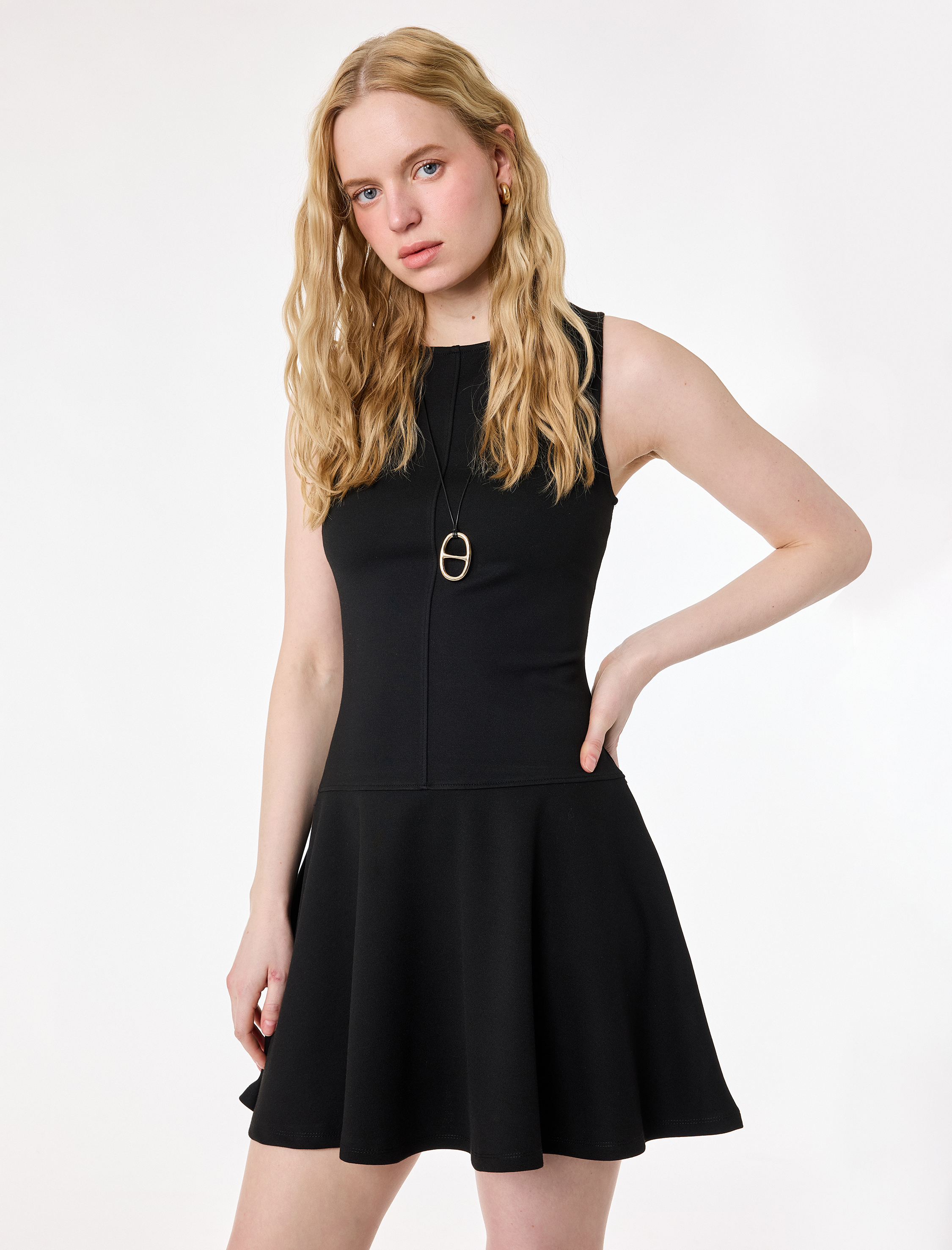   Yuvarlak Yaka Kolsuz Kloş Mini Elbise