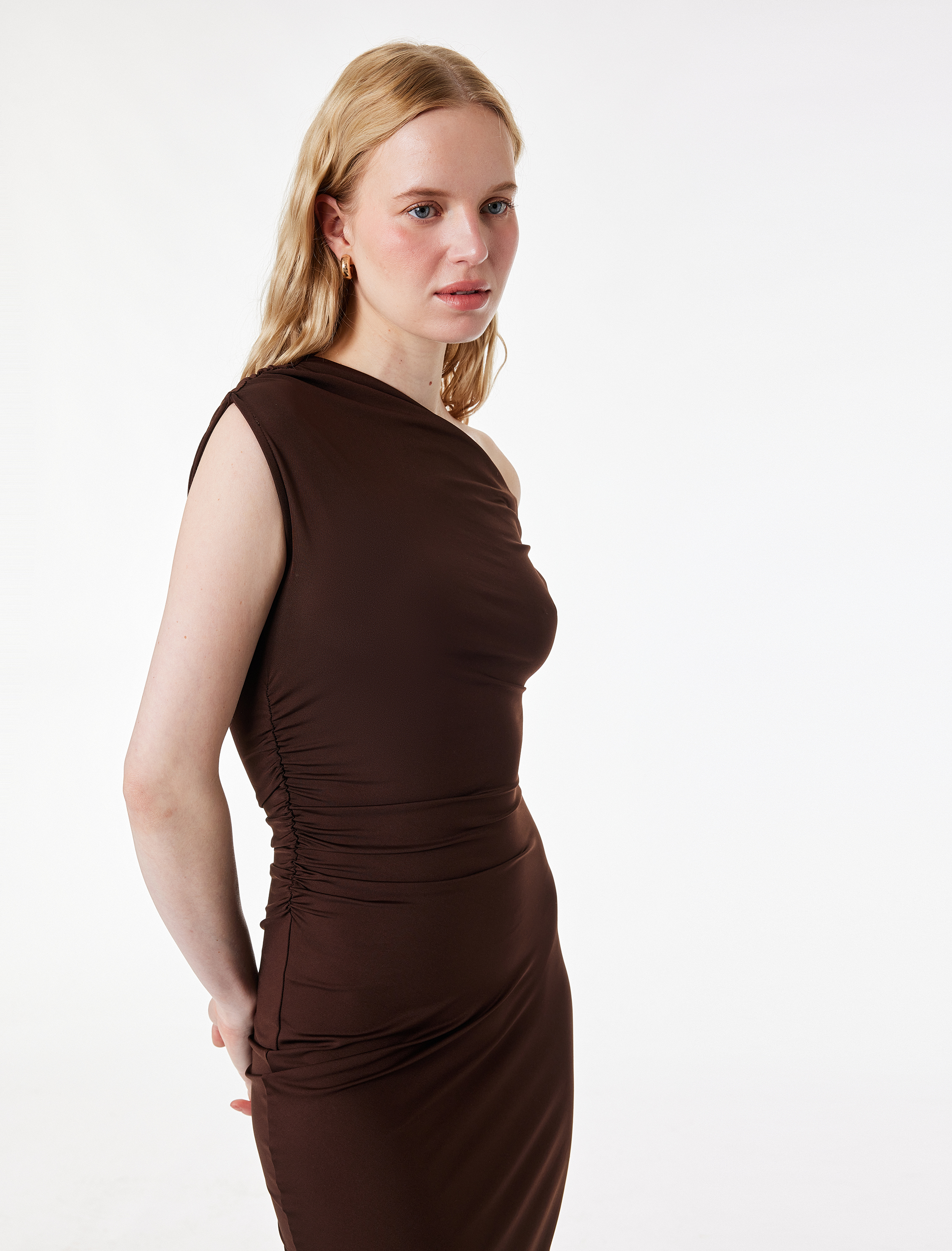   Kolsuz Slim Fit Kayık Asimetrik Yaka Omzu Açık Mini Elbise