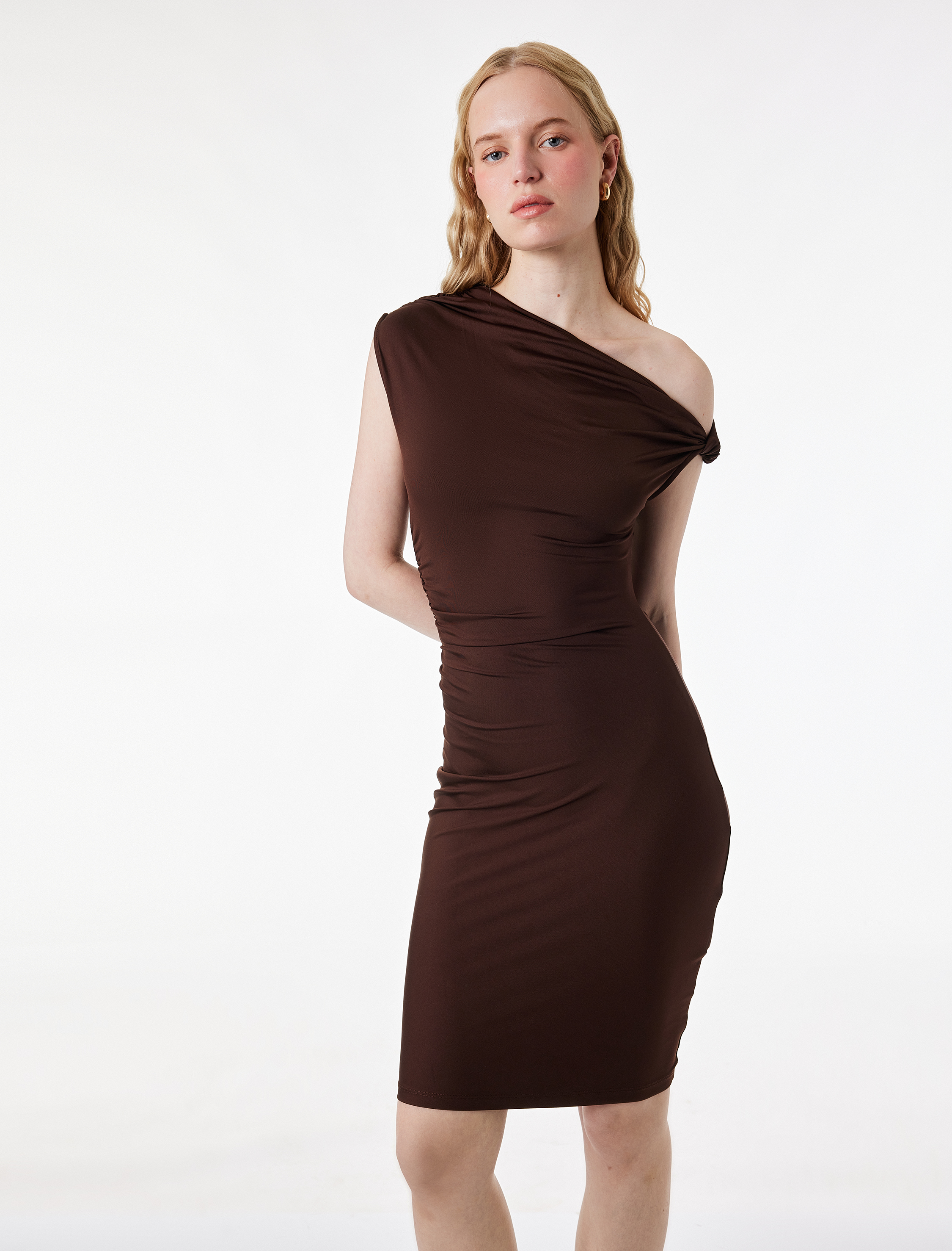   Kolsuz Slim Fit Kayık Asimetrik Yaka Omzu Açık Mini Elbise