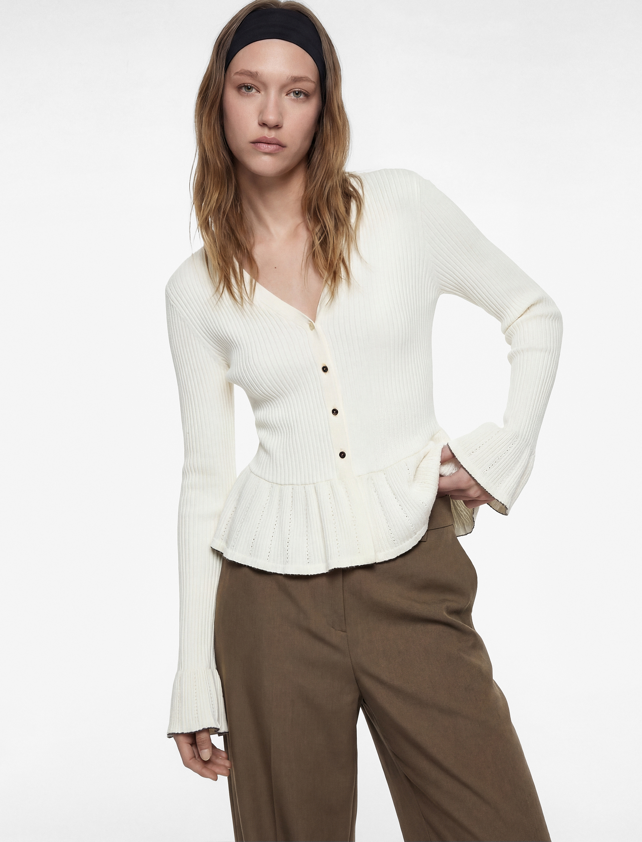   Düğmeli Uzun Kollu V Yaka Pamuklu Volanlı Triko Peplum Hırka