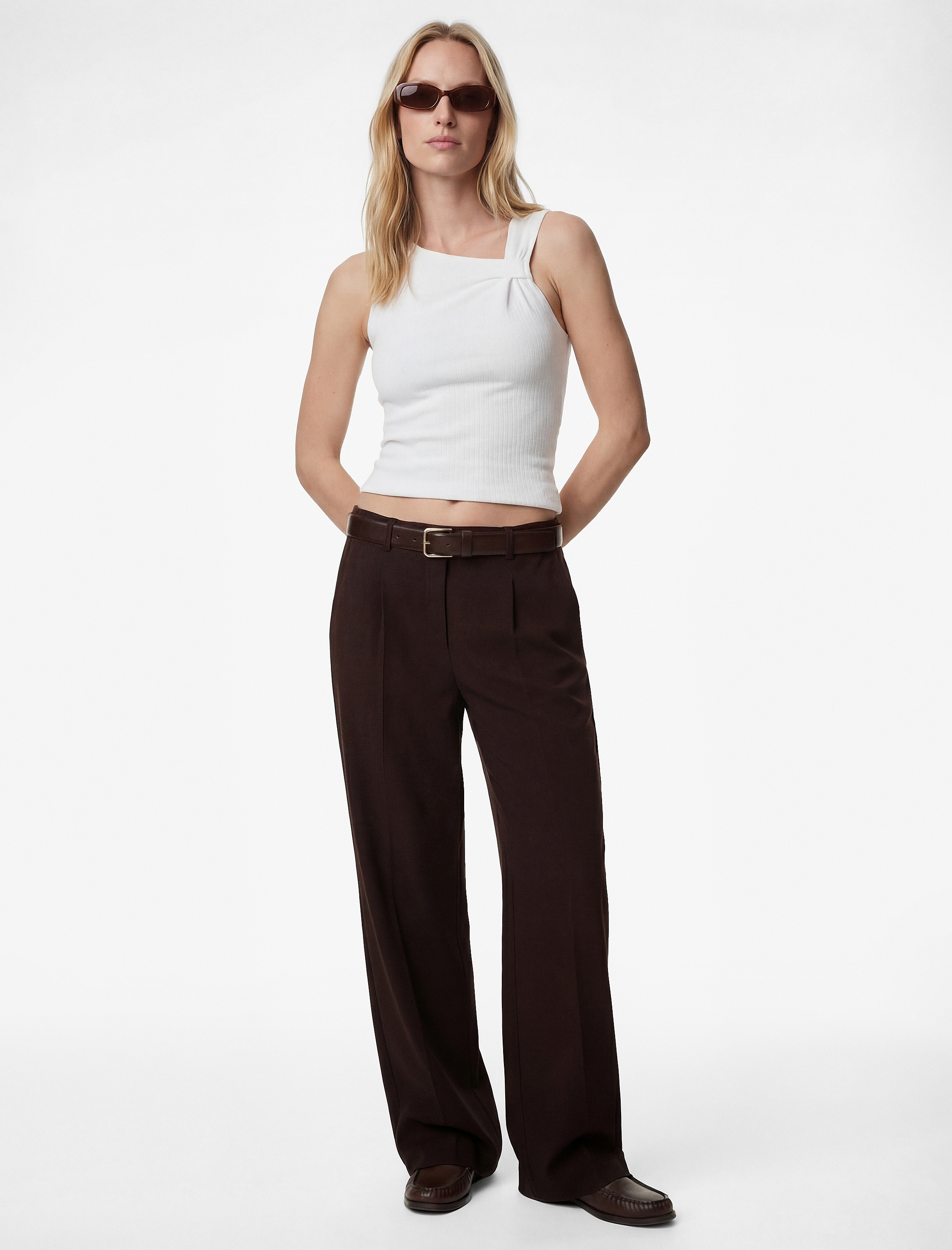   Düğüm Detaylı Kolsuz Bluz