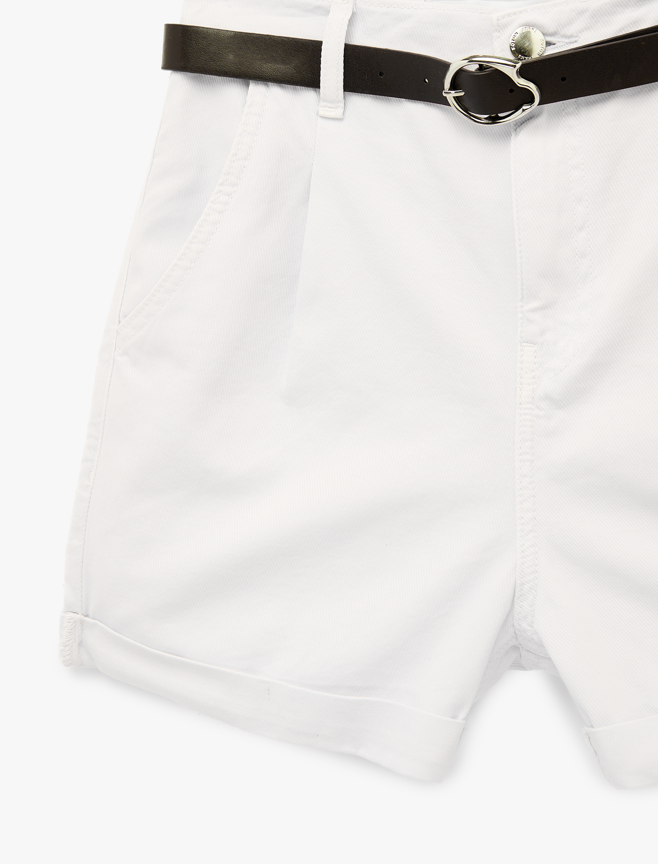   Pamuklu Rahat Kalıp Cepli Kemer Detaylı Mini Şort