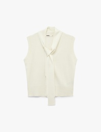 V Yaka Fular Detaylı Triko Süveter