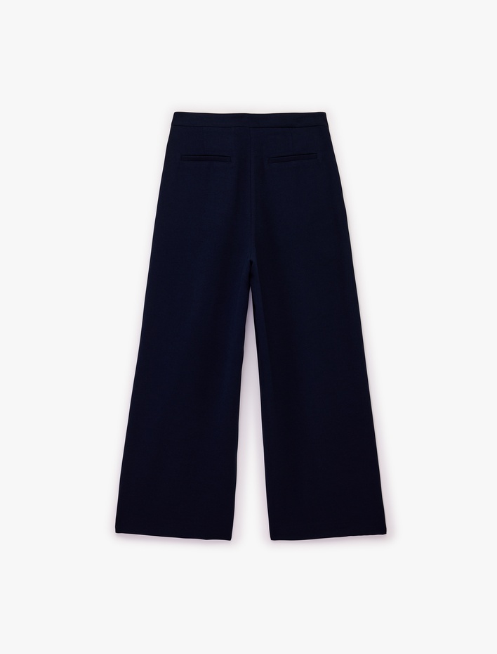  Krep Kumaş Kapak Detaylı Kemerli Geniş Paça Pantolon