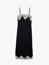 Kare Yaka Kolsuz Dantel Detaylı Saten Midi Elbise