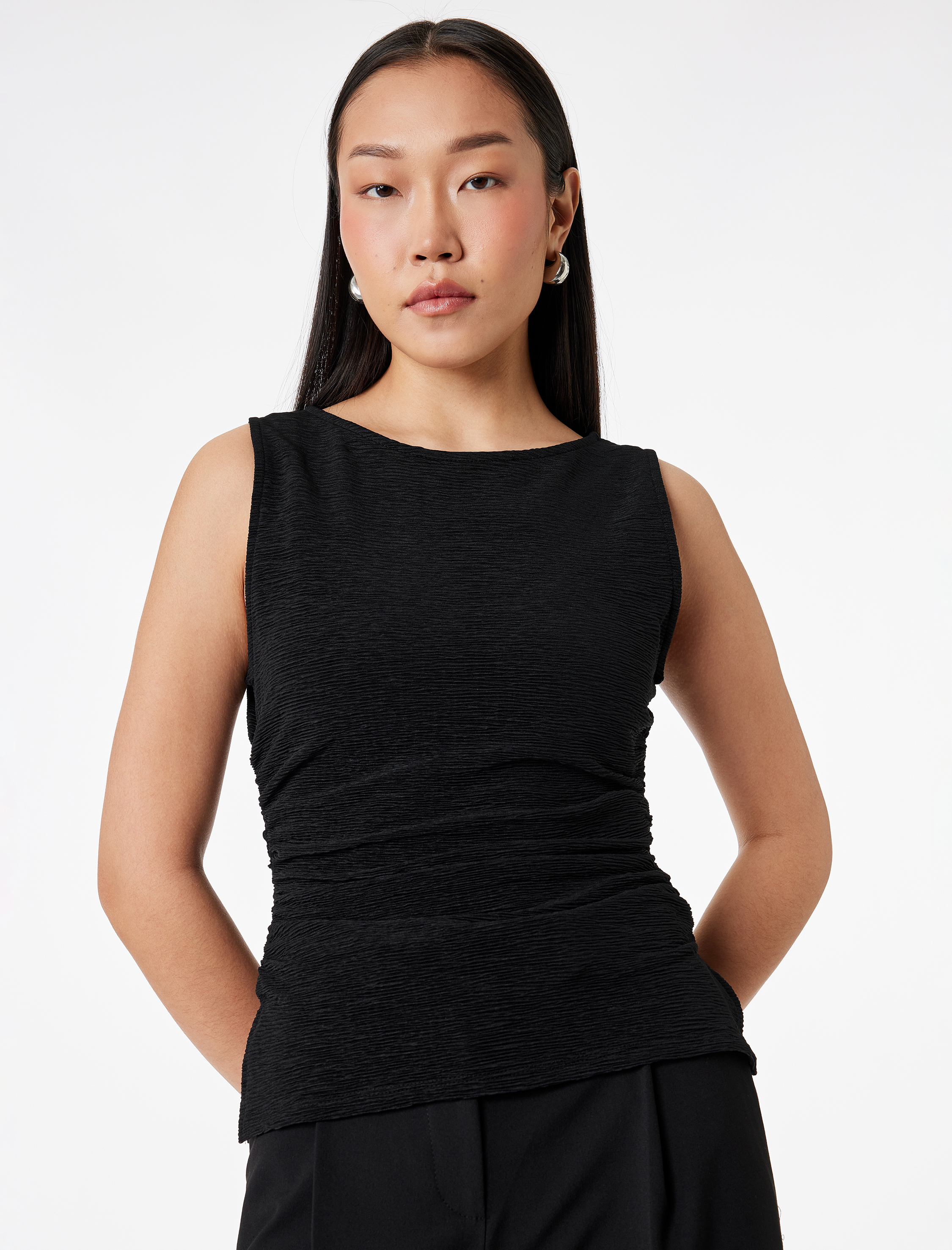   Slim Fit Drape Detaylı Bisiklet Yaka Dokulu Kolsuz Bluz