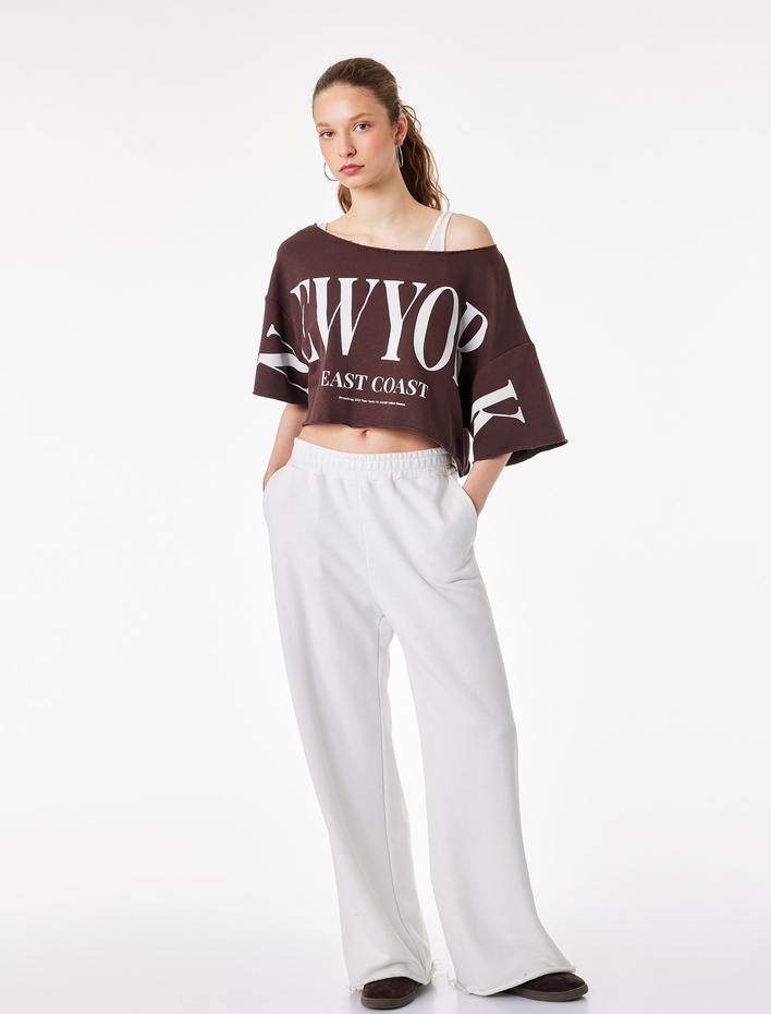  Rahat Kalıp Kısa Kollu Omzu Açık Baskılı Crop Tişört