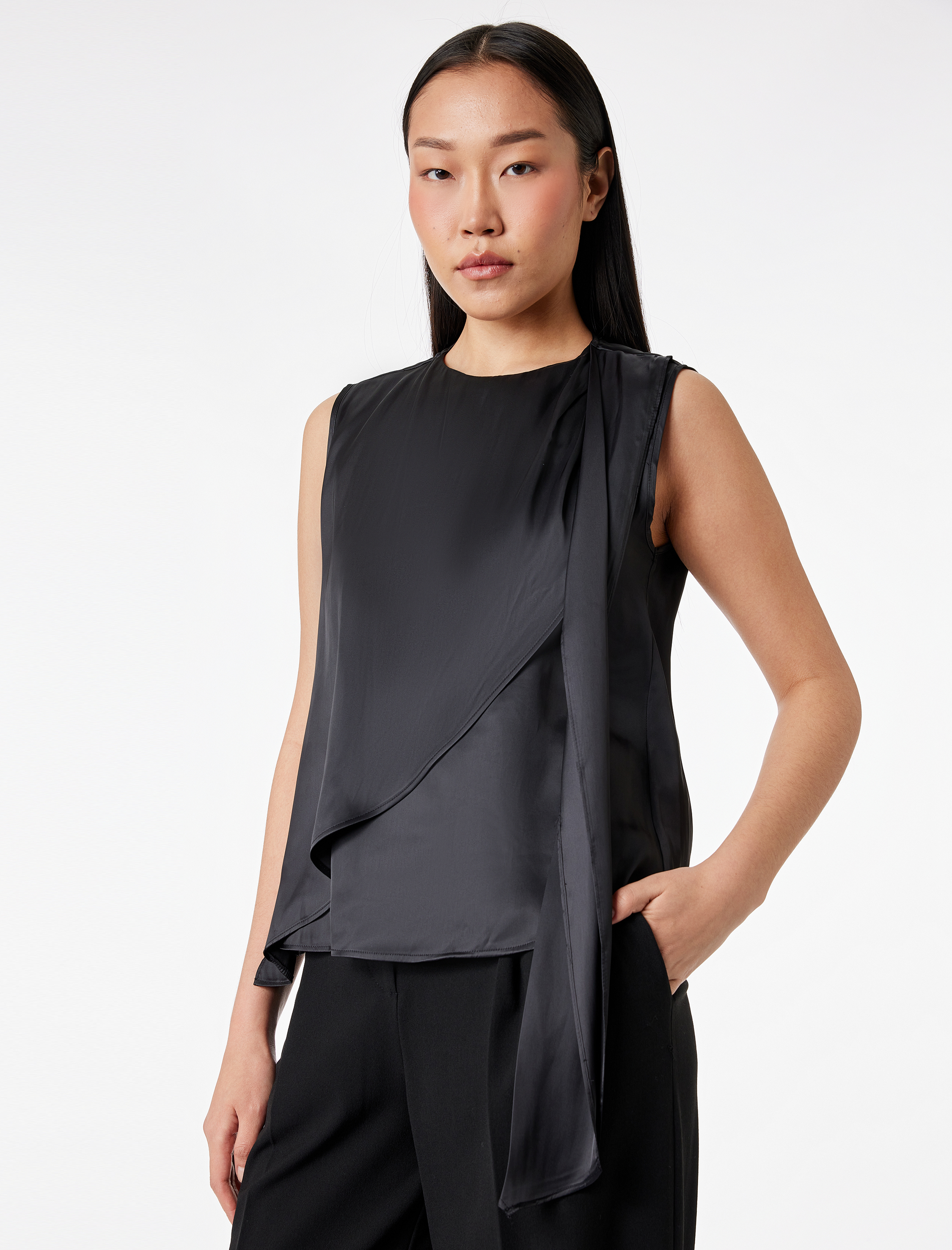   Dökümlü Şal Yaka Fular Detaylı Kolsuz Saten Bluz