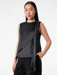 Dökümlü Şal Yaka Fular Detaylı Kolsuz Saten Bluz