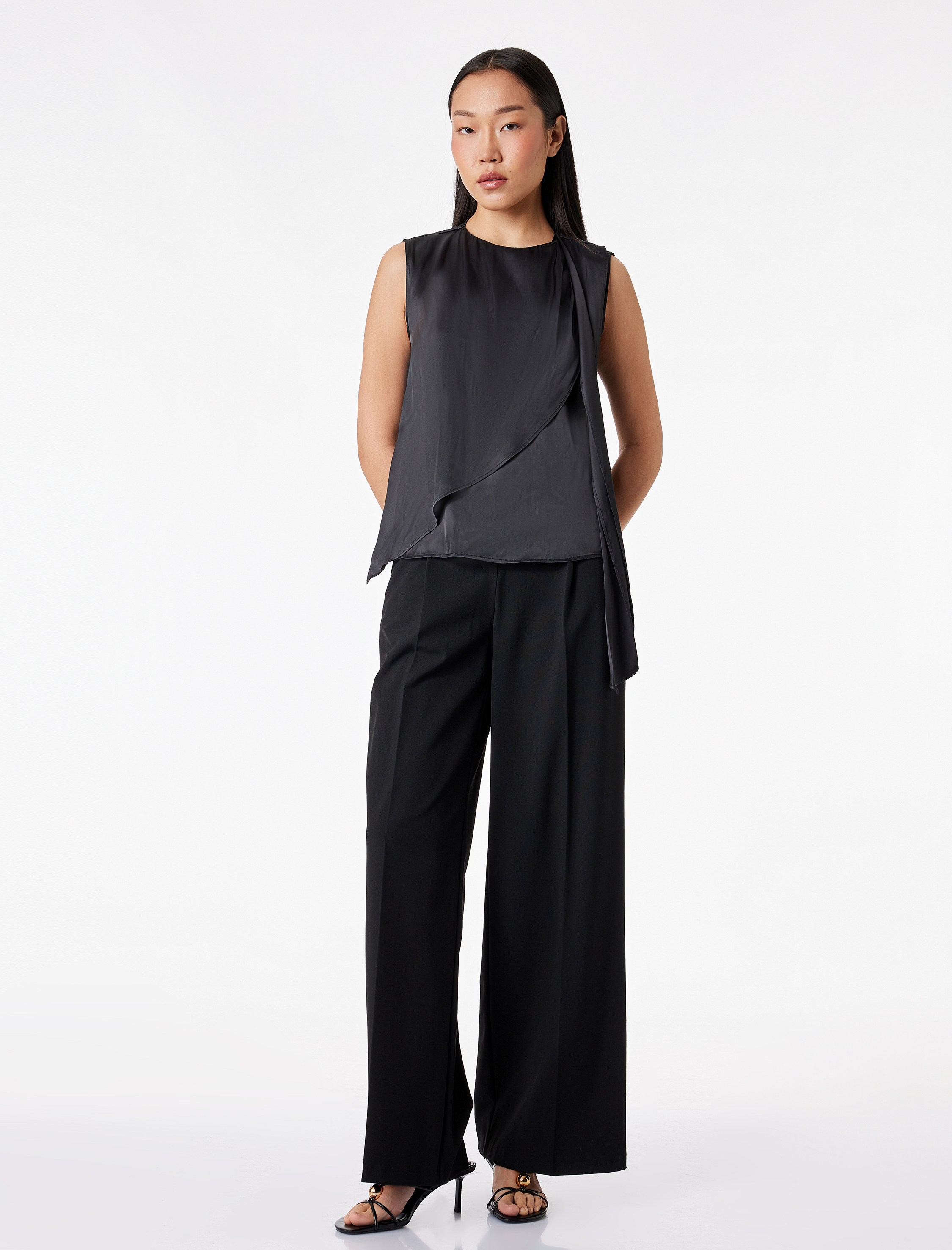   Dökümlü Şal Yaka Fular Detaylı Kolsuz Saten Bluz