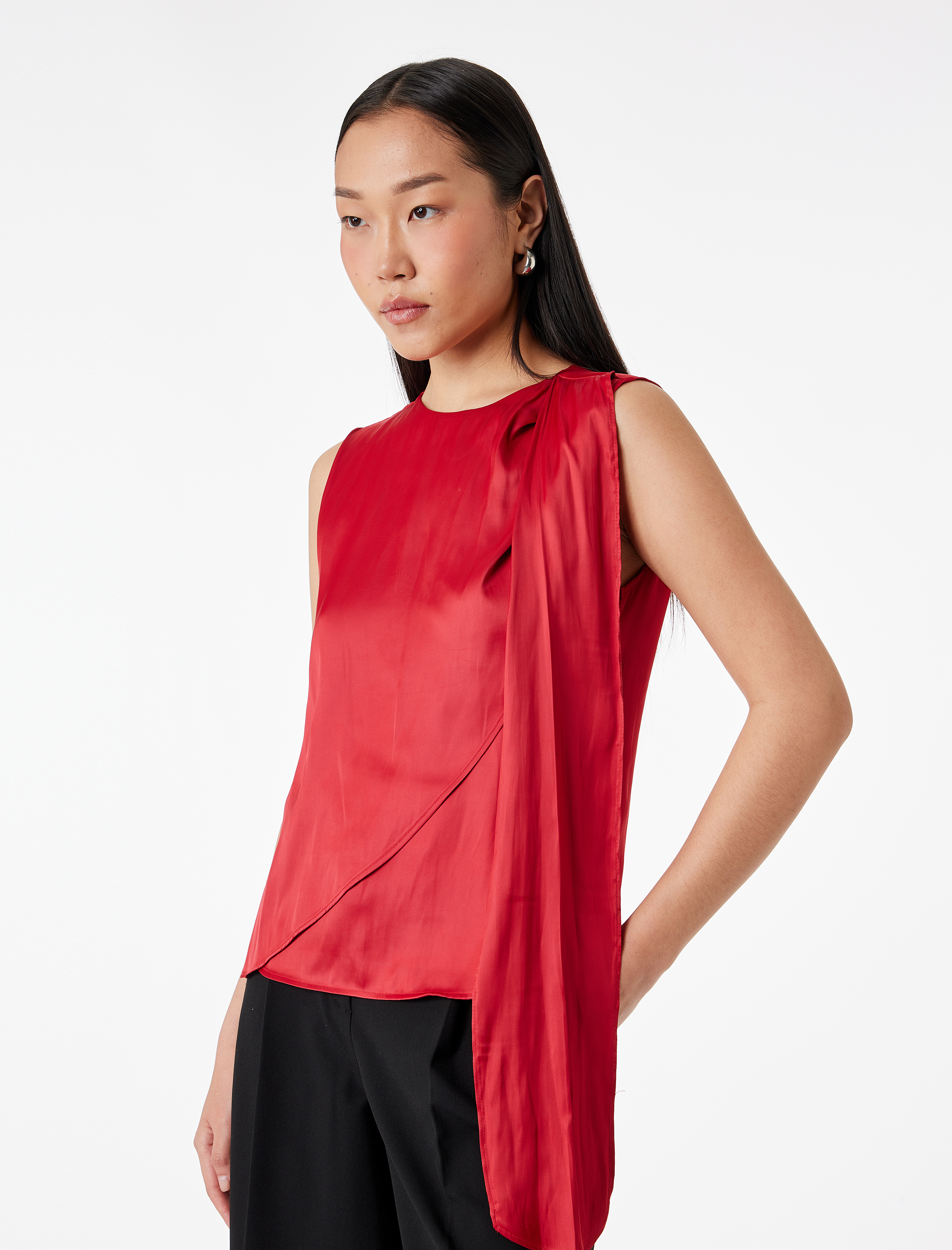   Dökümlü Şal Yaka Fular Detaylı Kolsuz Saten Bluz