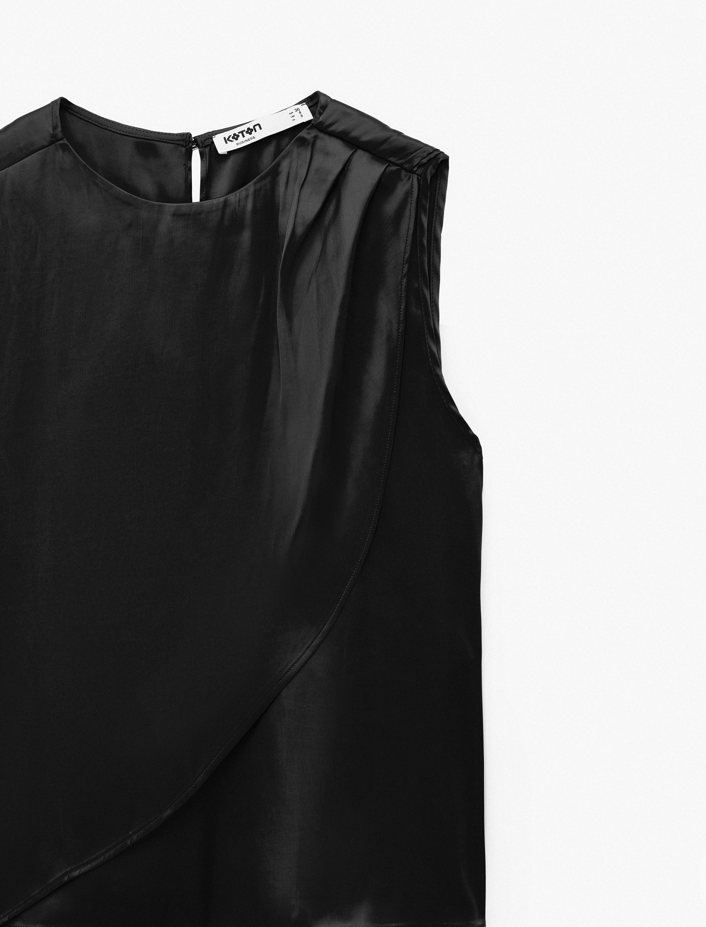   Dökümlü Şal Yaka Fular Detaylı Kolsuz Saten Bluz