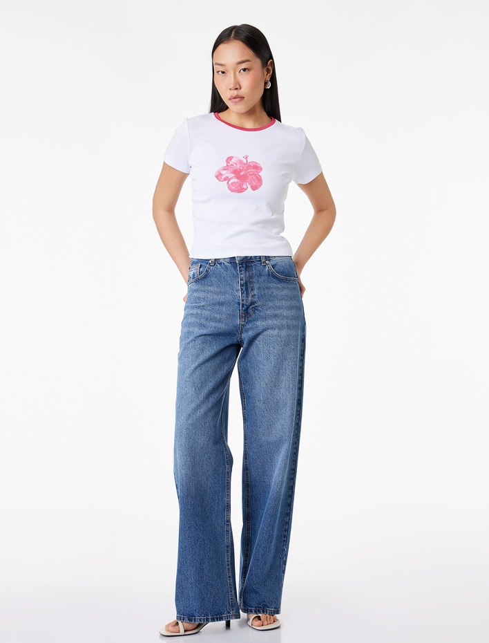  Pamuklu Slim Fit Kısa Kollu Bisiklet Yaka Hibiskus Çiçeği Baskılı Tişört