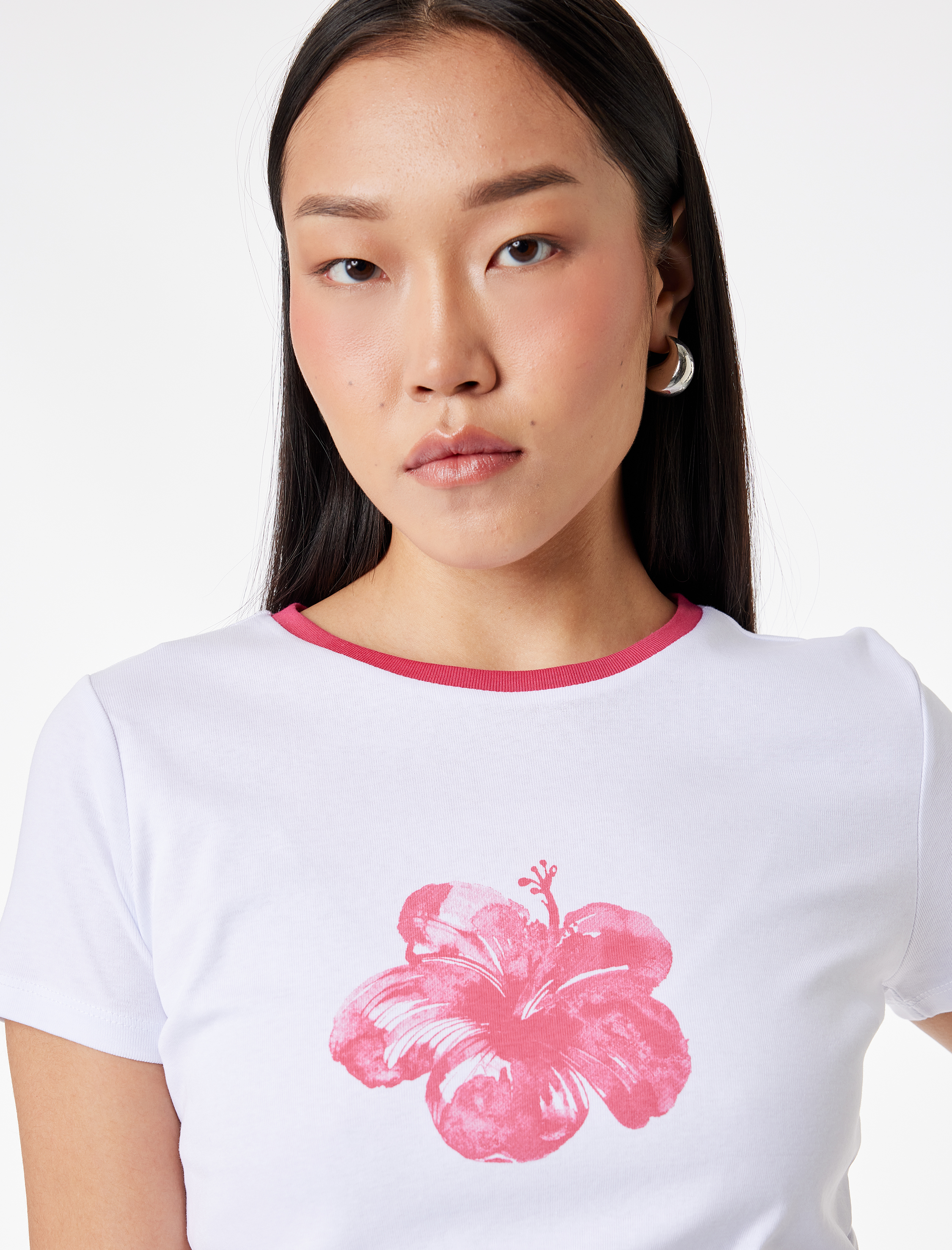   Pamuklu Slim Fit Kısa Kollu Bisiklet Yaka Hibiskus Çiçeği Baskılı Tişört