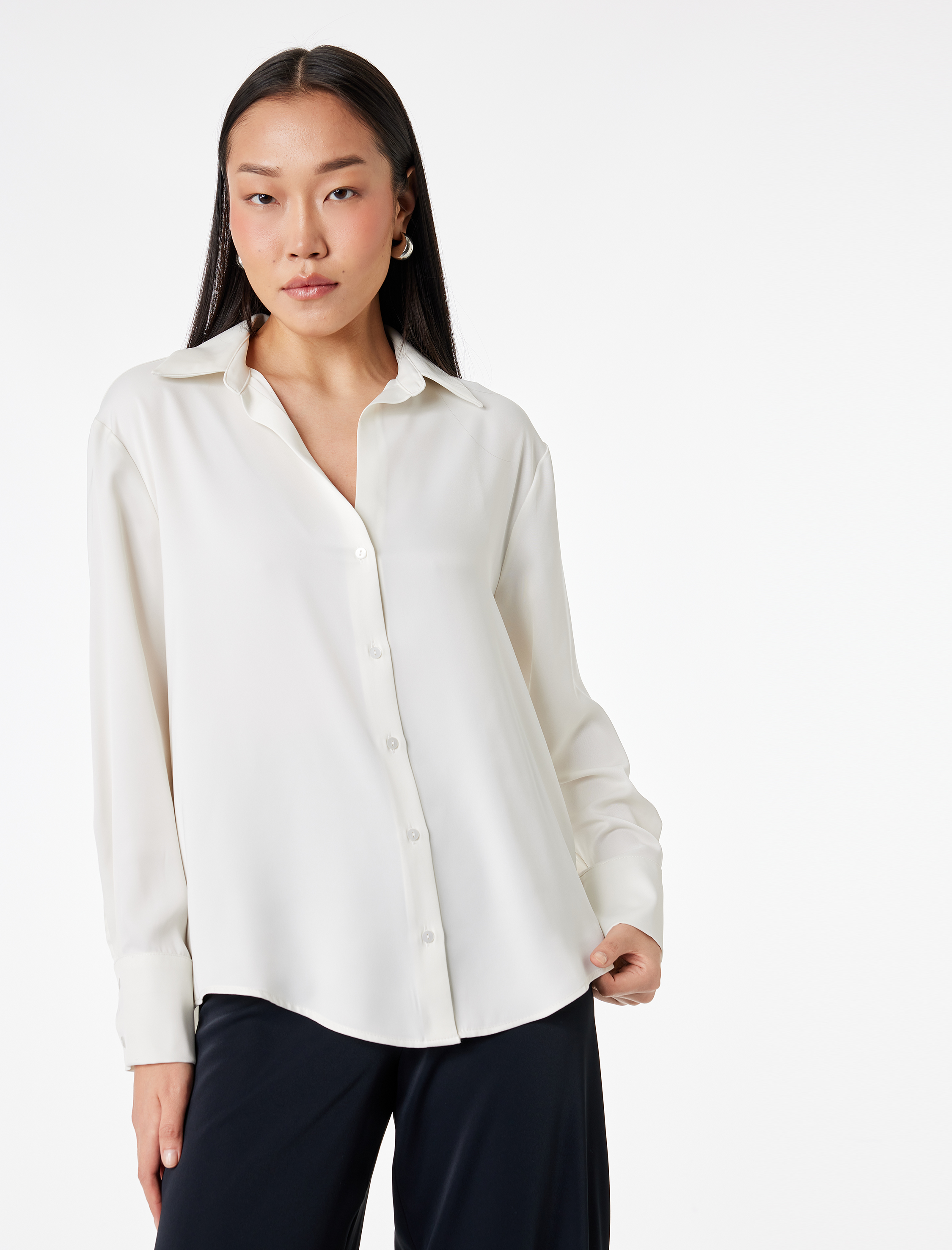 Klasik Yaka Uzun Kollu Rahat Kalıp Düğmeli Saten Gömlek