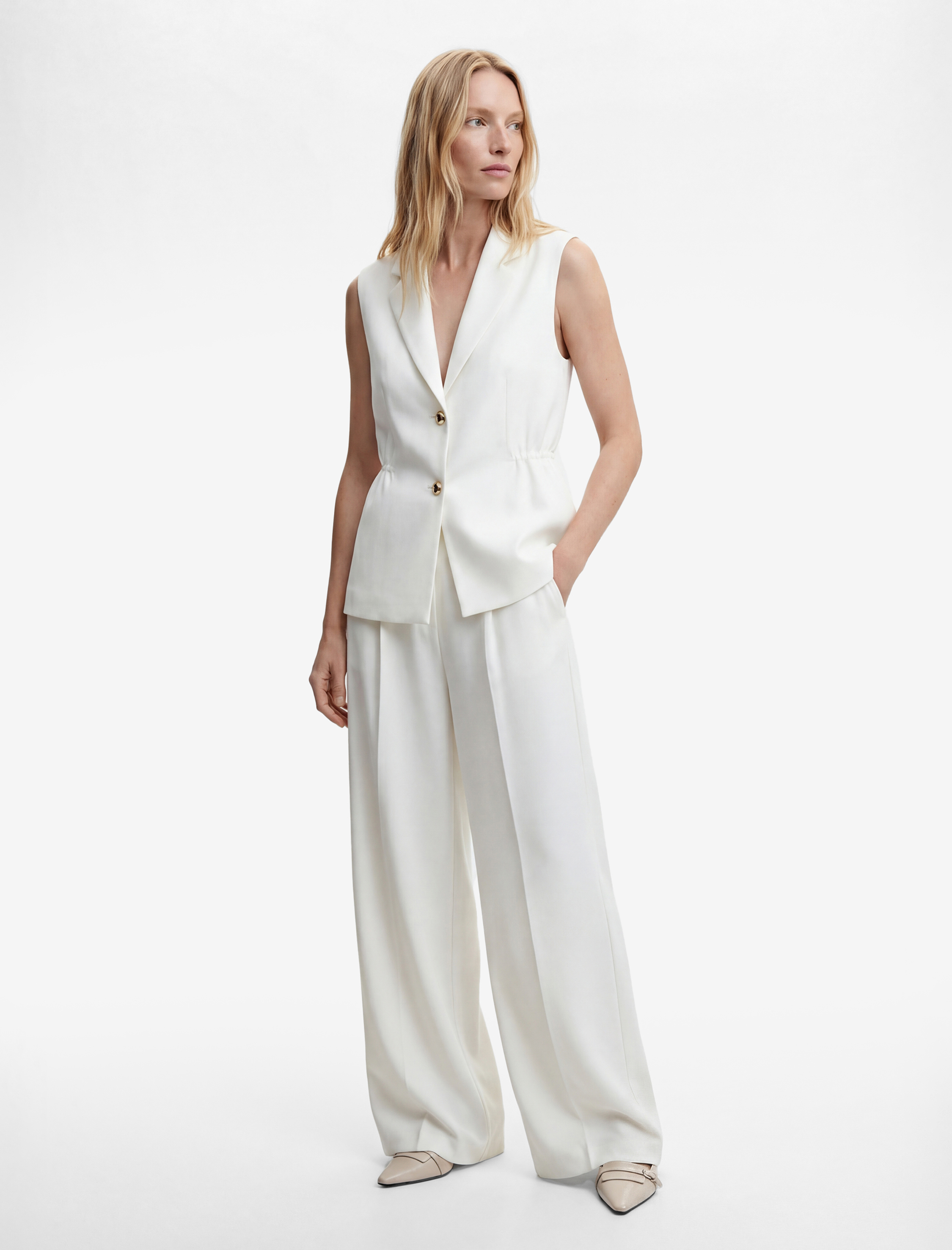   Büzgü Detaylı Geniş Yaka Düğmeli Kolsuz Krep Yelek