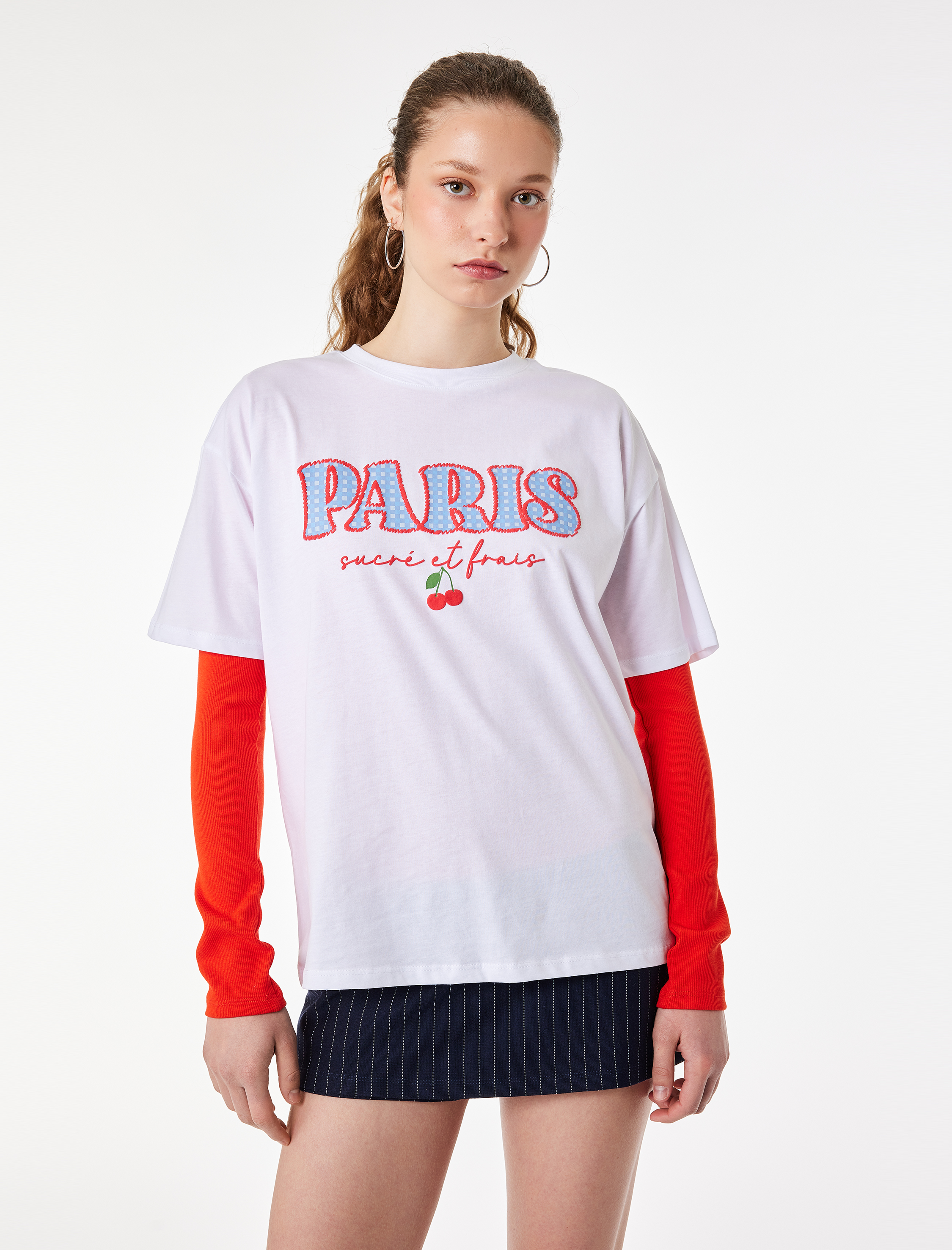   Rahat Kalıp Kısa Kollu Bisiklet Yaka Kiraz Nakışlı Tişört