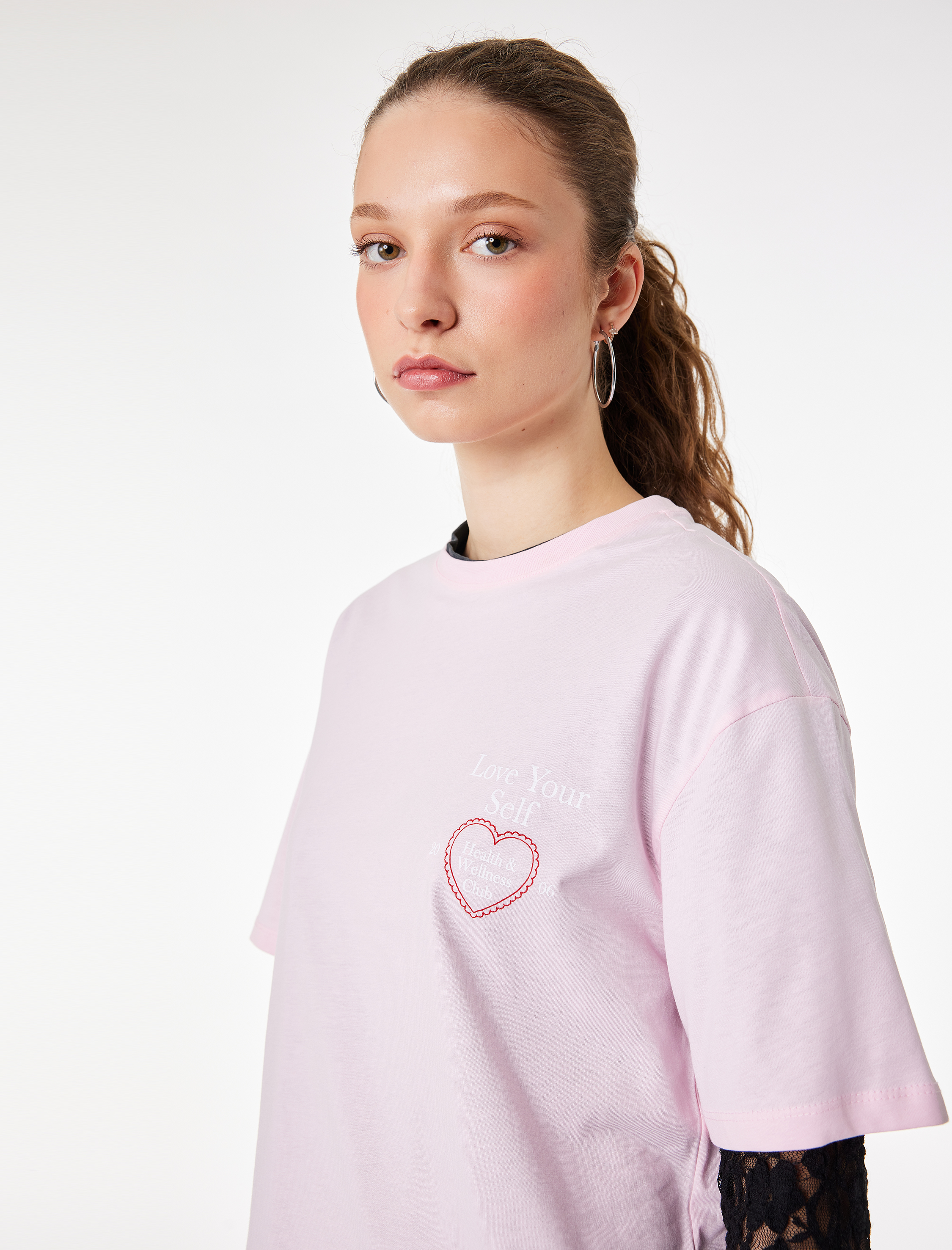   Rahat Kalıp Kısa Kollu Bisiklet Yaka Arkası Baskılı Tişört