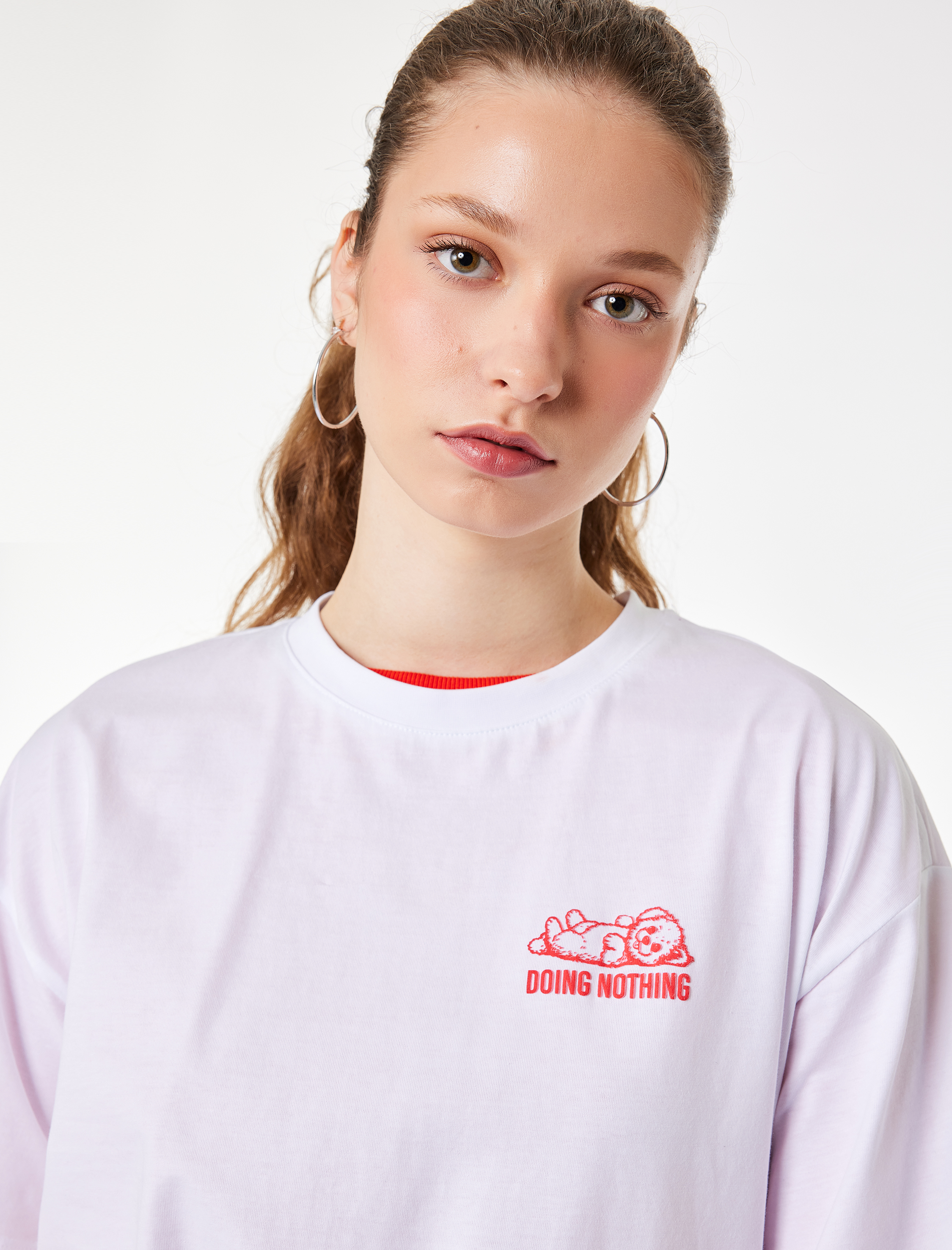   Rahat Kalıp Kısa Kollu Bisiklet Yaka Pamuklu Arkası Baskılı Tişört