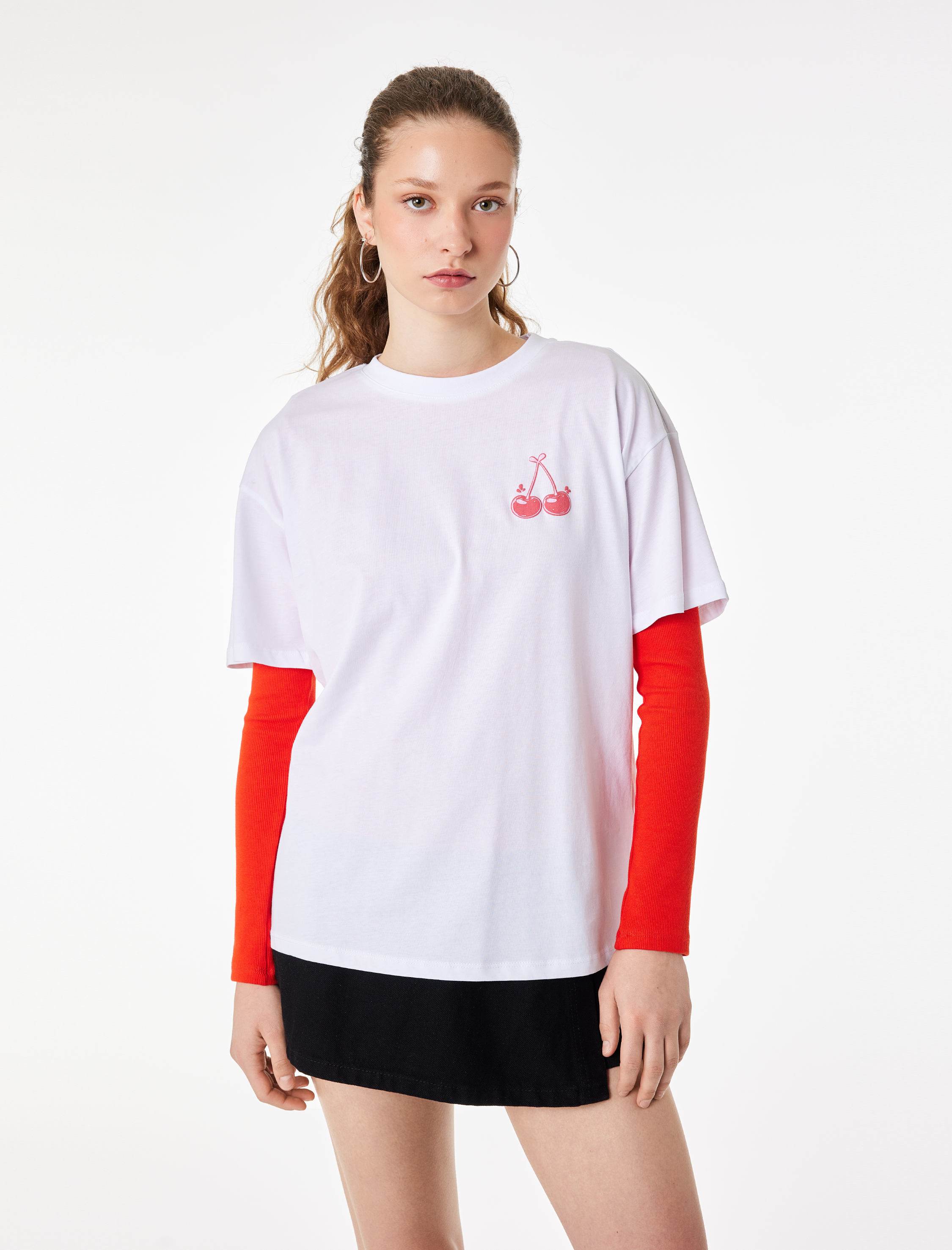   Rahat Kalıp Kısa Kollu Bisiklet Yaka Arkası Kiraz Baskılı Tişört