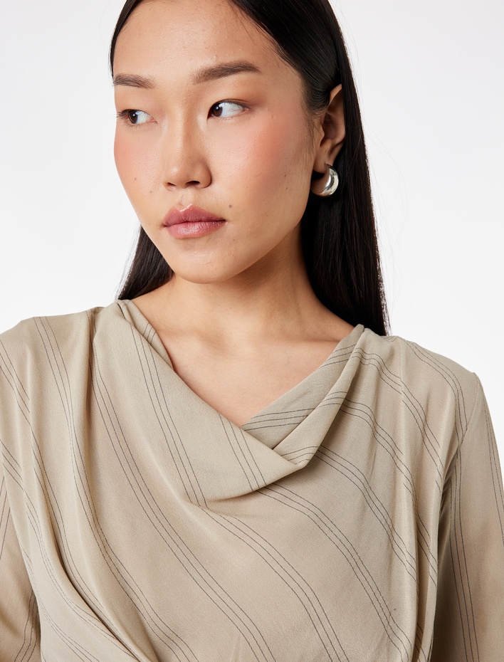  Viskon Uzun Kollu Asimetrik Kesim Düğme Detaylı Degaje Yaka Bluz