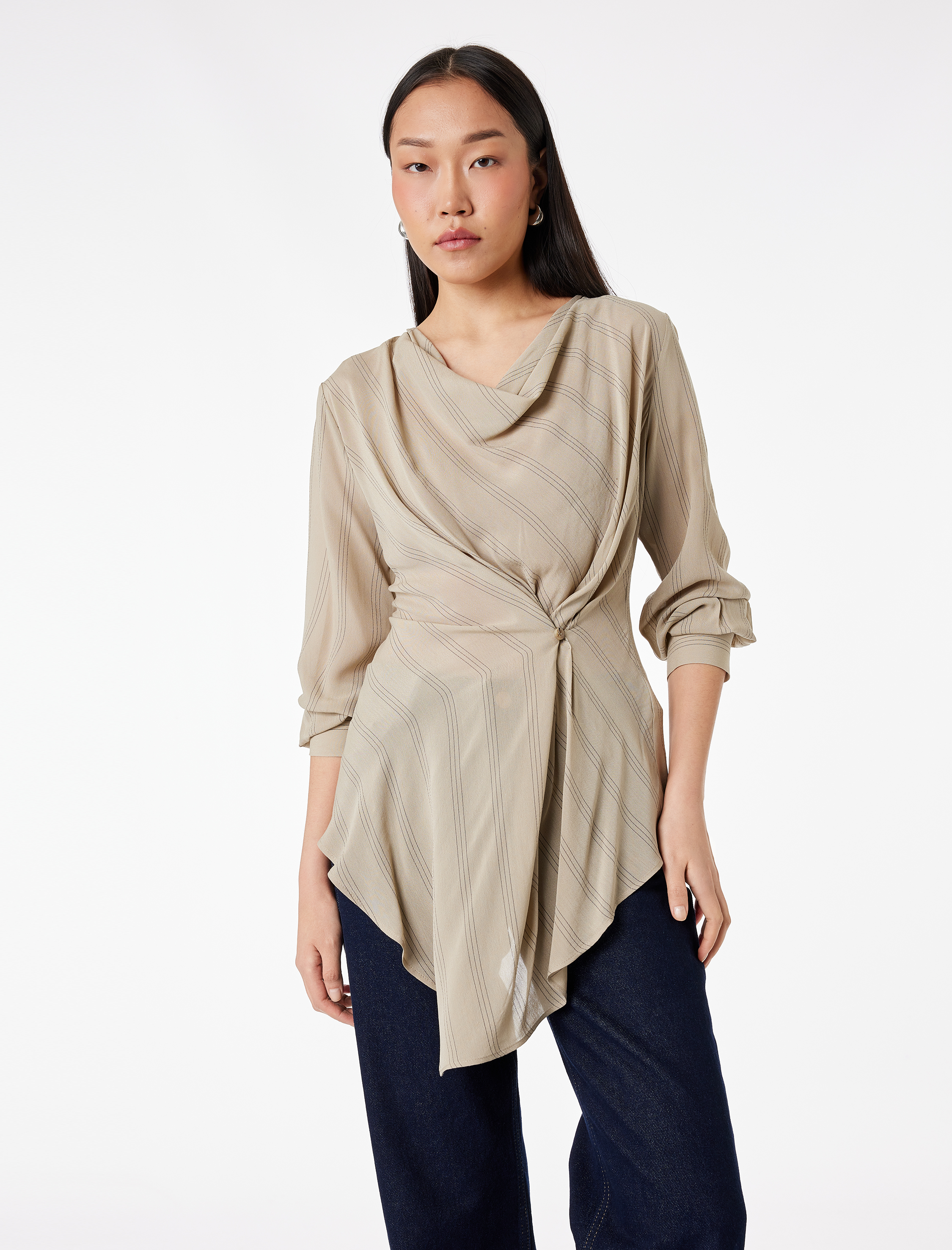   Viskon Uzun Kollu Asimetrik Kesim Düğme Detaylı Degaje Yaka Bluz