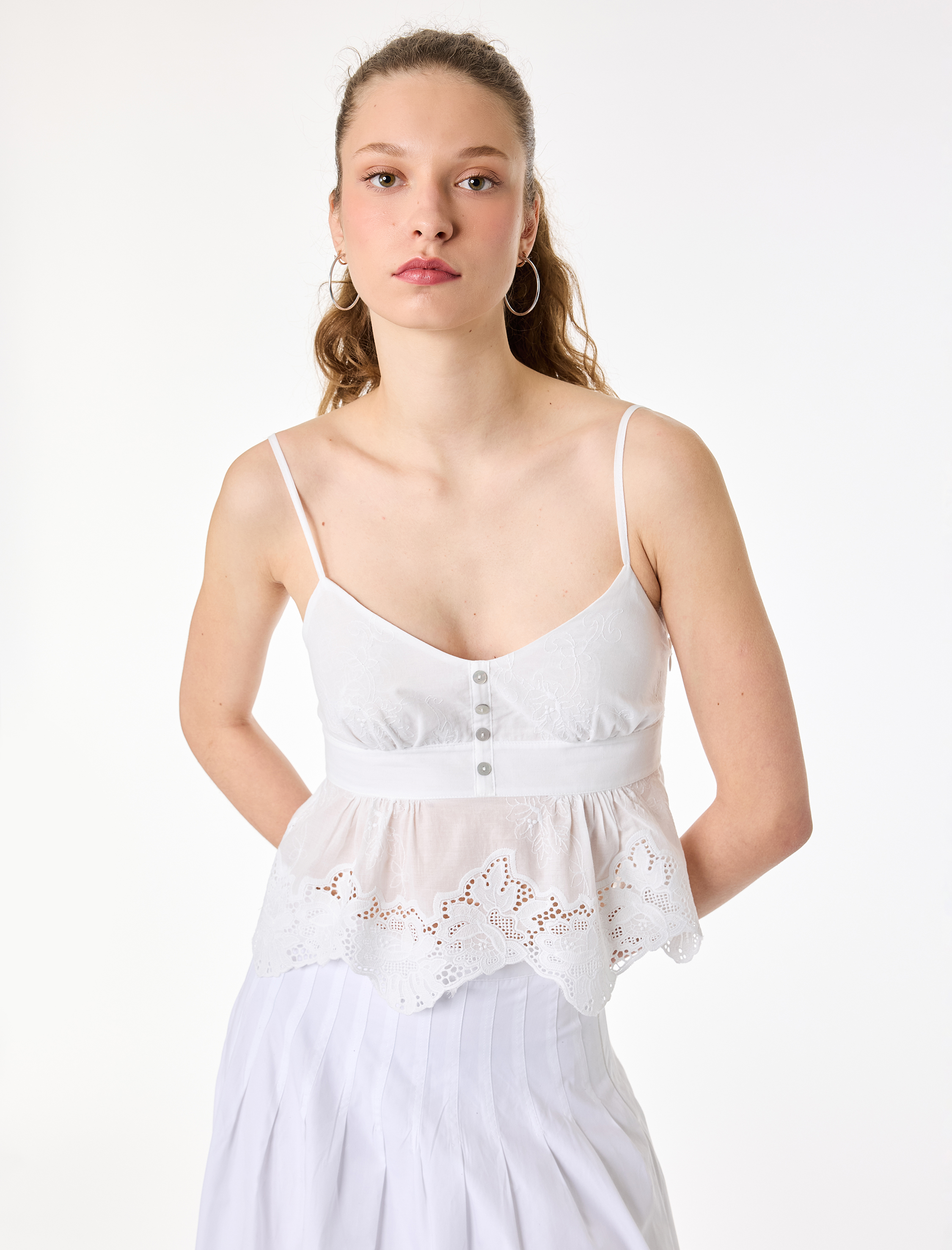   Pamuklu İp Askılı V Yaka Düğmeli Fisto Bluz