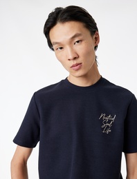 Regular Fit Kısa Kollu Nakışlı Tok Kumaş Bisiklet Yaka Tişört