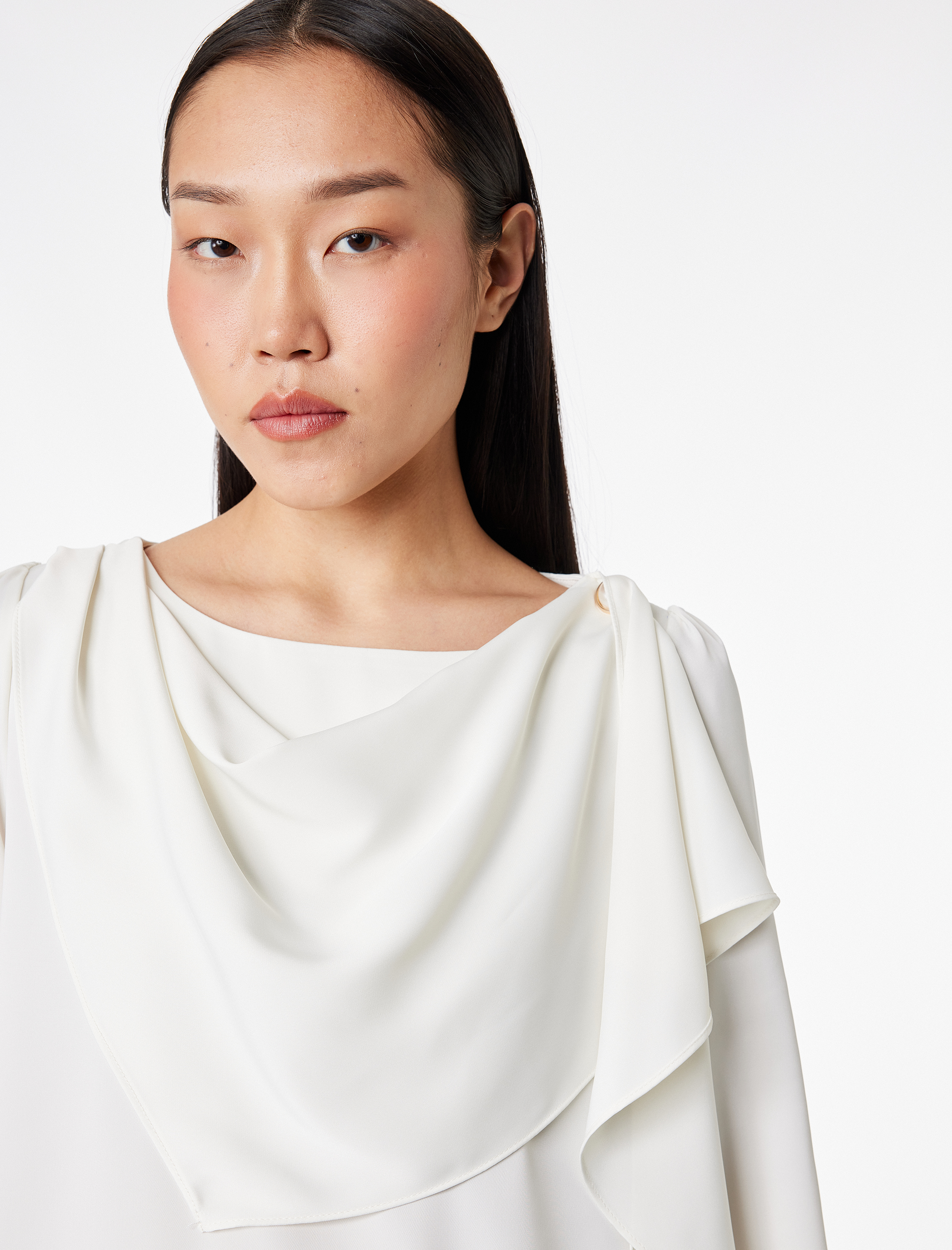   Dökümlü Şal Yaka Metal Aksesuarlı İnci Detaylı Uzun Kollu Saten Bluz