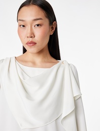 Dökümlü Şal Yaka Metal Aksesuarlı İnci Detaylı Uzun Kollu Saten Bluz