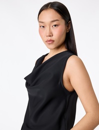 Kolsuz Degaje Yaka Dantel Detaylı Saten Bluz