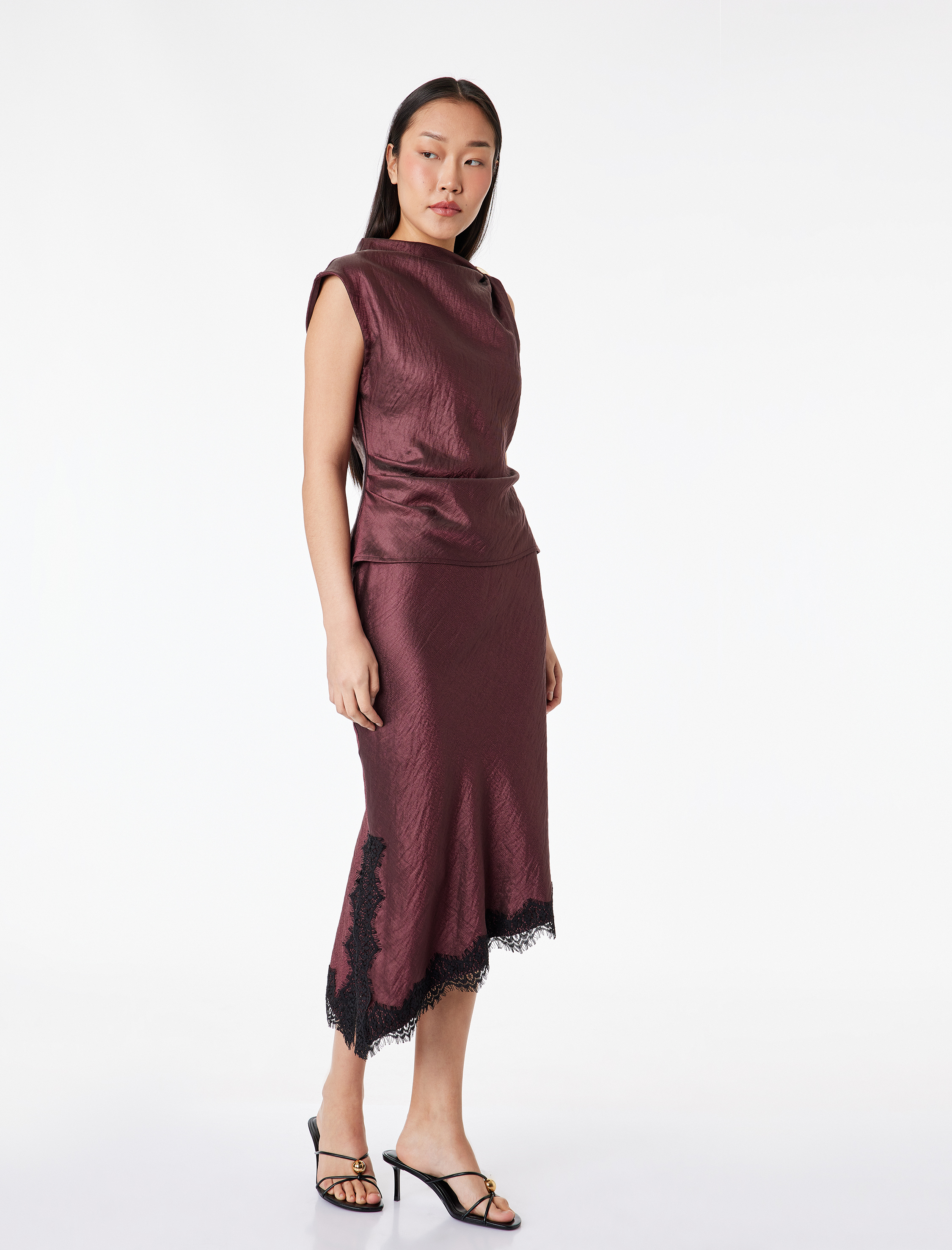 Asimetrik Kesim Dokulu Dantel Detaylı Midi Saten Etek