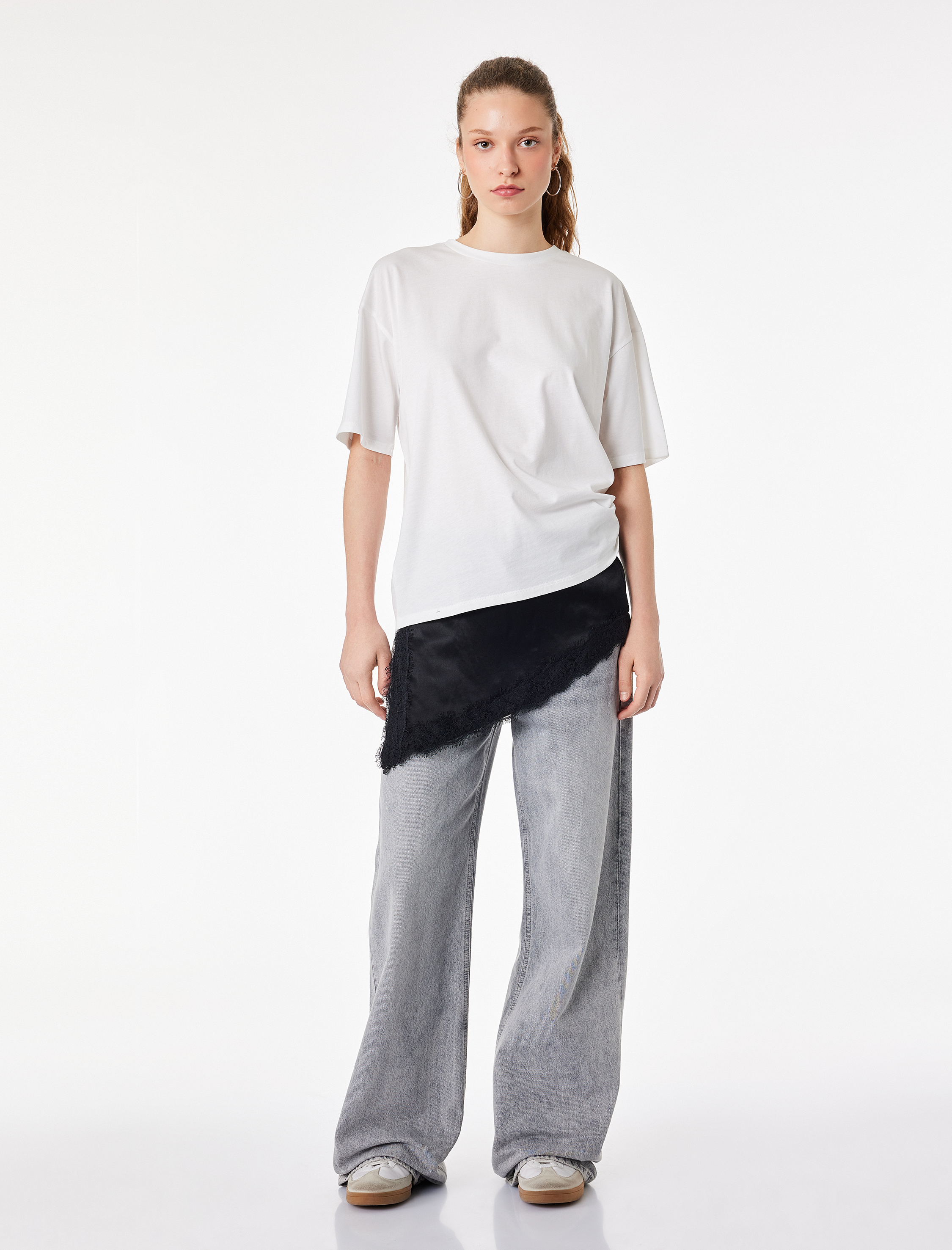   Rahat Kalıp Kısa Kollu Bisiklet Yaka Arkası Taş Detaylı Tişört