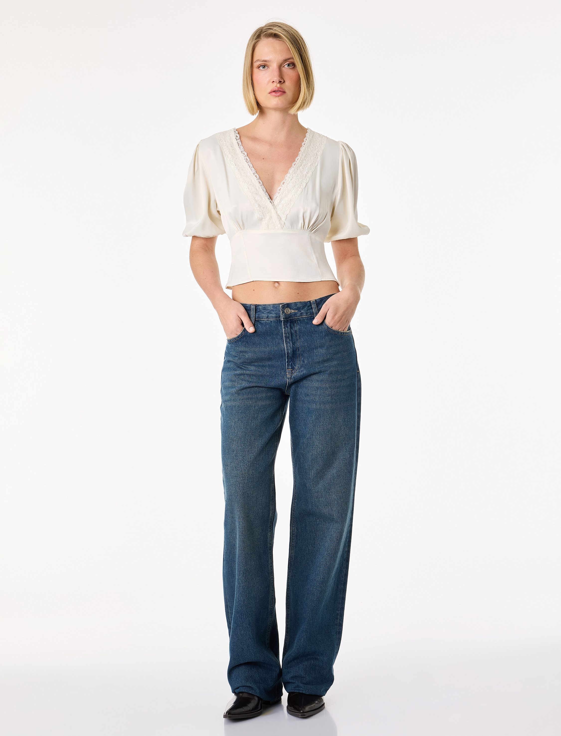   Slim Fit Dantel Detaylı Kısa Balon Kollu V Yaka Saten Crop Bluz