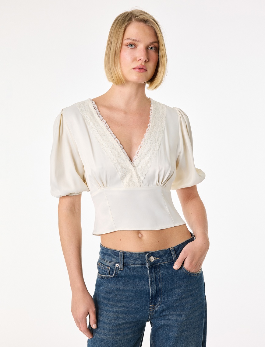 Koton Kadın Slim Fit Dantel Detaylı Kısa Balon Kollu V Yaka Saten Crop Bluz